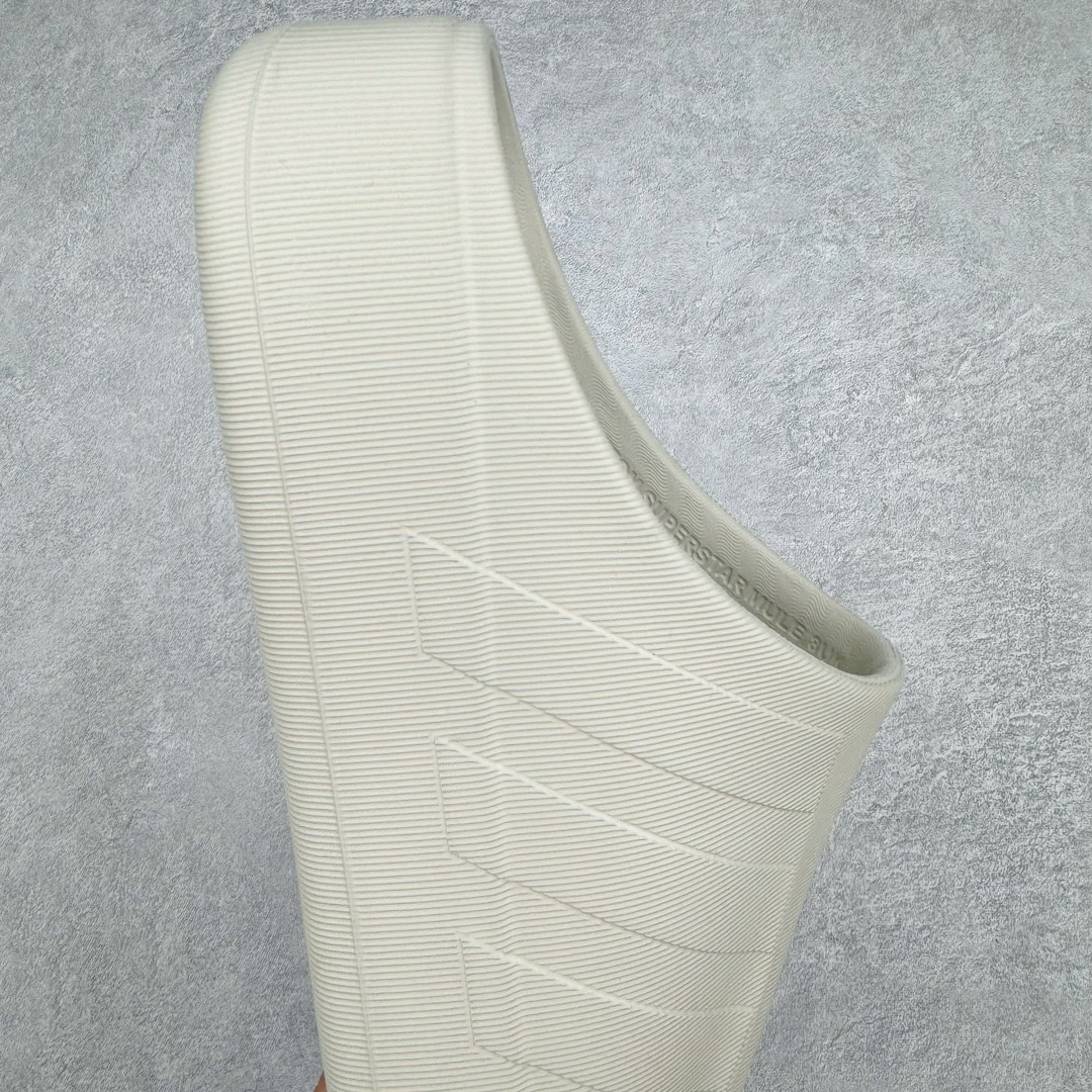 图片[6]-＃LJ渠道版 AD adiFOM Superstar MULE 贝壳头版一脚蹬半拖鸭掌鞋半拖 灰绿 IE0757 重金购入原鞋及原档案磨具生产指令开发 鞋头部位凹凸有致 横向大面积波浪纹理 后跟Logo 凹凸明显 轮廓分明 描漆定位精准 公整无偏差不溢出 LOGO内侧钢印清晰工整 原厂磨具全鞋无多余毛边 同源公司EVA粒子环保塑料 原厂指令配方 无任何异味 弹性卡色均保持原鞋一致 匠心打造 鞋口弧度大小 鞋面色泽质感同步原鞋 LOGO内侧钢印清晰工整 中底部分带原厂钢印编号 原厂Ortholite欧斯莱鞋垫 区别掉渣海玻璃鞋垫 吸汗防臭的效果无法相提并论 原厂定制原标 同比ZP 符合人体设计 产品基于标志性 Superstar 鞋款轮廓的同时 利用可再生的甘蔗加工物材料制成一体式泡沫鞋身 无鞋带设计更加方便穿脱 点睛之笔在于标志性的三道杠出现在鞋子的两侧 鞋跟贴片上饰有品牌标志性的三叶草压花 偏小一码 尺码：35.5 36 36.5 37 38 38.5 39 40 40.5 41 42 42.5 43 44 44.5 45 46-选品中心