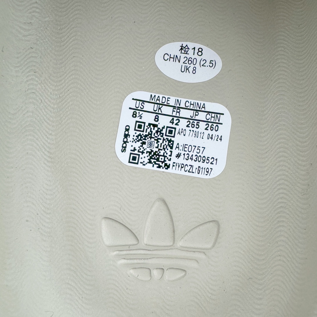 图片[13]-＃LJ渠道版 AD adiFOM Superstar MULE 贝壳头版一脚蹬半拖鸭掌鞋半拖 灰绿 IE0757 重金购入原鞋及原档案磨具生产指令开发 鞋头部位凹凸有致 横向大面积波浪纹理 后跟Logo 凹凸明显 轮廓分明 描漆定位精准 公整无偏差不溢出 LOGO内侧钢印清晰工整 原厂磨具全鞋无多余毛边 同源公司EVA粒子环保塑料 原厂指令配方 无任何异味 弹性卡色均保持原鞋一致 匠心打造 鞋口弧度大小 鞋面色泽质感同步原鞋 LOGO内侧钢印清晰工整 中底部分带原厂钢印编号 原厂Ortholite欧斯莱鞋垫 区别掉渣海玻璃鞋垫 吸汗防臭的效果无法相提并论 原厂定制原标 同比ZP 符合人体设计 产品基于标志性 Superstar 鞋款轮廓的同时 利用可再生的甘蔗加工物材料制成一体式泡沫鞋身 无鞋带设计更加方便穿脱 点睛之笔在于标志性的三道杠出现在鞋子的两侧 鞋跟贴片上饰有品牌标志性的三叶草压花 偏小一码 尺码：35.5 36 36.5 37 38 38.5 39 40 40.5 41 42 42.5 43 44 44.5 45 46-选品中心