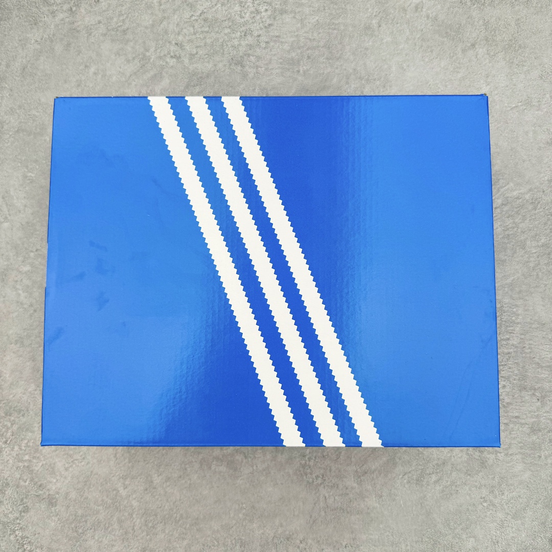 图片[17]-＃LJ渠道版 AD adiFOM Superstar MULE 贝壳头版一脚蹬半拖鸭掌鞋半拖 灰绿 IE0757 重金购入原鞋及原档案磨具生产指令开发 鞋头部位凹凸有致 横向大面积波浪纹理 后跟Logo 凹凸明显 轮廓分明 描漆定位精准 公整无偏差不溢出 LOGO内侧钢印清晰工整 原厂磨具全鞋无多余毛边 同源公司EVA粒子环保塑料 原厂指令配方 无任何异味 弹性卡色均保持原鞋一致 匠心打造 鞋口弧度大小 鞋面色泽质感同步原鞋 LOGO内侧钢印清晰工整 中底部分带原厂钢印编号 原厂Ortholite欧斯莱鞋垫 区别掉渣海玻璃鞋垫 吸汗防臭的效果无法相提并论 原厂定制原标 同比ZP 符合人体设计 产品基于标志性 Superstar 鞋款轮廓的同时 利用可再生的甘蔗加工物材料制成一体式泡沫鞋身 无鞋带设计更加方便穿脱 点睛之笔在于标志性的三道杠出现在鞋子的两侧 鞋跟贴片上饰有品牌标志性的三叶草压花 偏小一码 尺码：35.5 36 36.5 37 38 38.5 39 40 40.5 41 42 42.5 43 44 44.5 45 46-选品中心