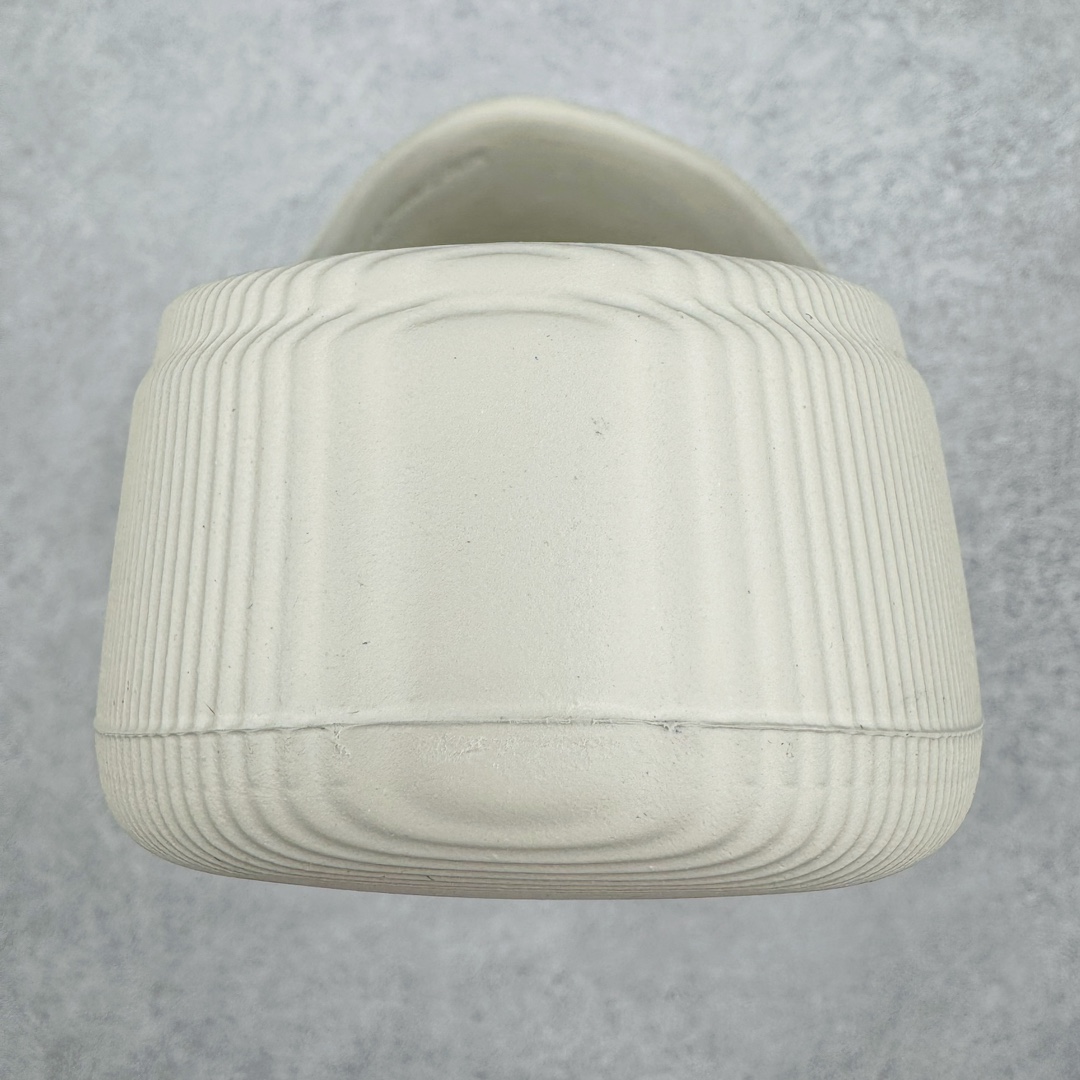 图片[8]-＃LJ渠道版 AD adiFOM Superstar MULE 贝壳头版一脚蹬半拖鸭掌鞋半拖 灰绿 IE0757 重金购入原鞋及原档案磨具生产指令开发 鞋头部位凹凸有致 横向大面积波浪纹理 后跟Logo 凹凸明显 轮廓分明 描漆定位精准 公整无偏差不溢出 LOGO内侧钢印清晰工整 原厂磨具全鞋无多余毛边 同源公司EVA粒子环保塑料 原厂指令配方 无任何异味 弹性卡色均保持原鞋一致 匠心打造 鞋口弧度大小 鞋面色泽质感同步原鞋 LOGO内侧钢印清晰工整 中底部分带原厂钢印编号 原厂Ortholite欧斯莱鞋垫 区别掉渣海玻璃鞋垫 吸汗防臭的效果无法相提并论 原厂定制原标 同比ZP 符合人体设计 产品基于标志性 Superstar 鞋款轮廓的同时 利用可再生的甘蔗加工物材料制成一体式泡沫鞋身 无鞋带设计更加方便穿脱 点睛之笔在于标志性的三道杠出现在鞋子的两侧 鞋跟贴片上饰有品牌标志性的三叶草压花 偏小一码 尺码：35.5 36 36.5 37 38 38.5 39 40 40.5 41 42 42.5 43 44 44.5 45 46-选品中心