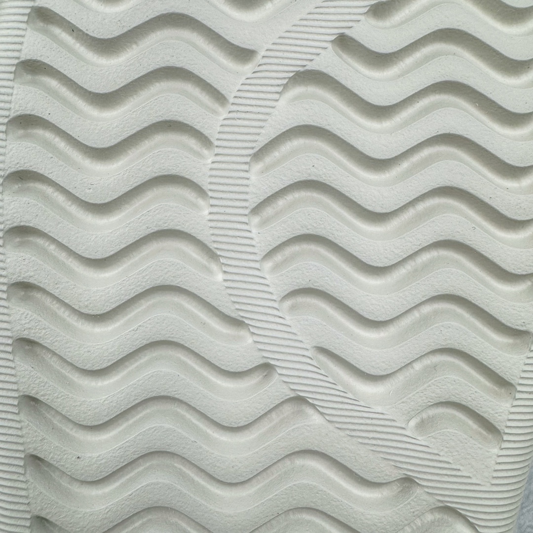 图片[16]-＃LJ渠道版 AD adiFOM Superstar MULE 贝壳头版一脚蹬半拖鸭掌鞋半拖 灰绿 IE0757 重金购入原鞋及原档案磨具生产指令开发 鞋头部位凹凸有致 横向大面积波浪纹理 后跟Logo 凹凸明显 轮廓分明 描漆定位精准 公整无偏差不溢出 LOGO内侧钢印清晰工整 原厂磨具全鞋无多余毛边 同源公司EVA粒子环保塑料 原厂指令配方 无任何异味 弹性卡色均保持原鞋一致 匠心打造 鞋口弧度大小 鞋面色泽质感同步原鞋 LOGO内侧钢印清晰工整 中底部分带原厂钢印编号 原厂Ortholite欧斯莱鞋垫 区别掉渣海玻璃鞋垫 吸汗防臭的效果无法相提并论 原厂定制原标 同比ZP 符合人体设计 产品基于标志性 Superstar 鞋款轮廓的同时 利用可再生的甘蔗加工物材料制成一体式泡沫鞋身 无鞋带设计更加方便穿脱 点睛之笔在于标志性的三道杠出现在鞋子的两侧 鞋跟贴片上饰有品牌标志性的三叶草压花 偏小一码 尺码：35.5 36 36.5 37 38 38.5 39 40 40.5 41 42 42.5 43 44 44.5 45 46-选品中心