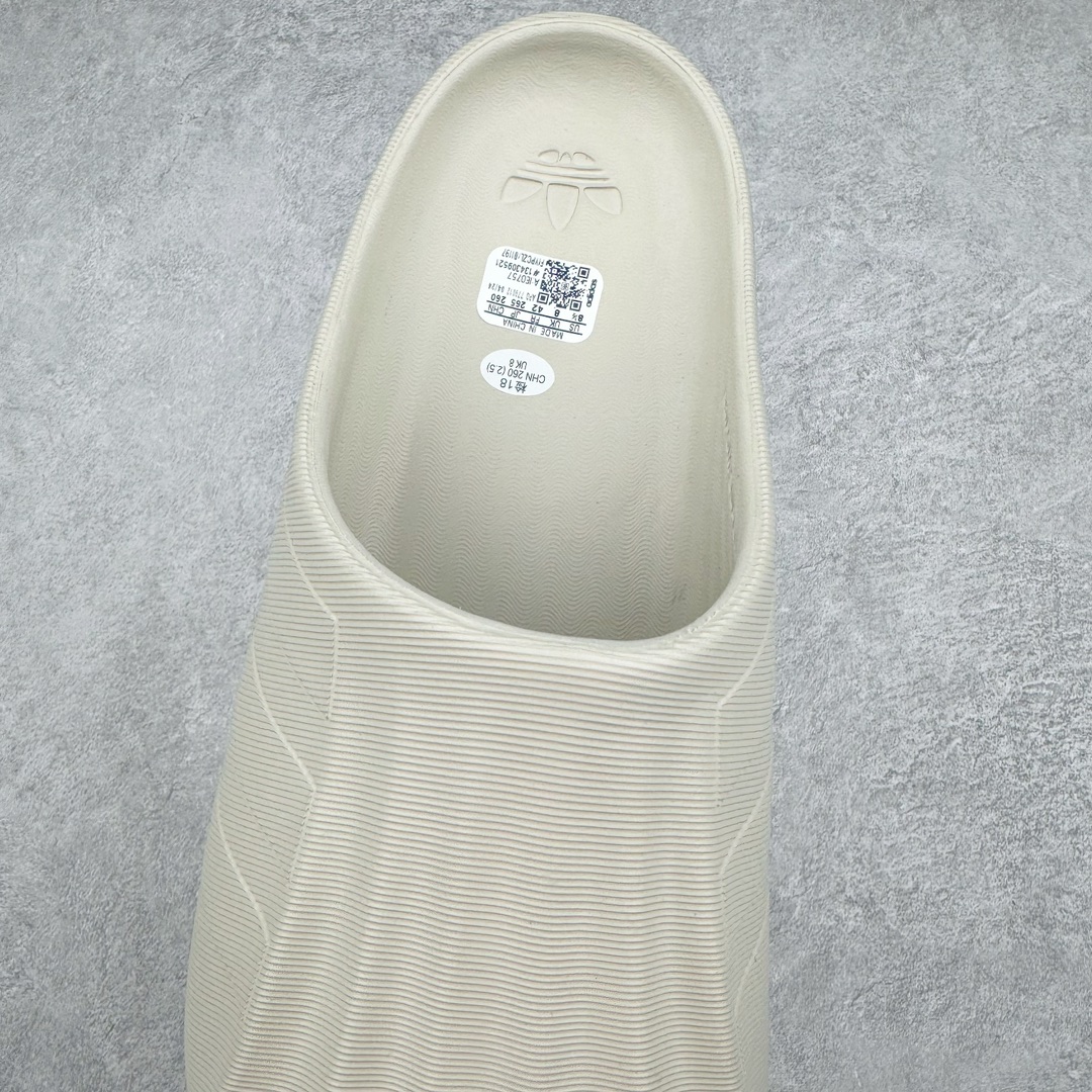 图片[5]-＃LJ渠道版 AD adiFOM Superstar MULE 贝壳头版一脚蹬半拖鸭掌鞋半拖 灰绿 IE0757 重金购入原鞋及原档案磨具生产指令开发 鞋头部位凹凸有致 横向大面积波浪纹理 后跟Logo 凹凸明显 轮廓分明 描漆定位精准 公整无偏差不溢出 LOGO内侧钢印清晰工整 原厂磨具全鞋无多余毛边 同源公司EVA粒子环保塑料 原厂指令配方 无任何异味 弹性卡色均保持原鞋一致 匠心打造 鞋口弧度大小 鞋面色泽质感同步原鞋 LOGO内侧钢印清晰工整 中底部分带原厂钢印编号 原厂Ortholite欧斯莱鞋垫 区别掉渣海玻璃鞋垫 吸汗防臭的效果无法相提并论 原厂定制原标 同比ZP 符合人体设计 产品基于标志性 Superstar 鞋款轮廓的同时 利用可再生的甘蔗加工物材料制成一体式泡沫鞋身 无鞋带设计更加方便穿脱 点睛之笔在于标志性的三道杠出现在鞋子的两侧 鞋跟贴片上饰有品牌标志性的三叶草压花 偏小一码 尺码：35.5 36 36.5 37 38 38.5 39 40 40.5 41 42 42.5 43 44 44.5 45 46-选品中心