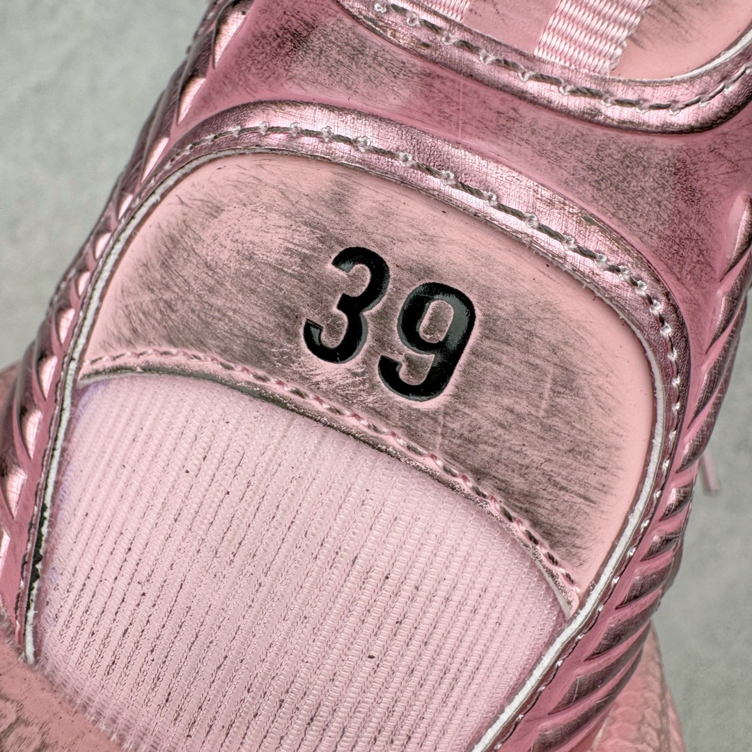 图片[15]-＃XA纯原 BALENCIAGA 3XL Sneakers 巴黎世家十代网布系带低帮走秀复古老爹鞋 全套原纸板楦头开发 最原汁原味的灵魂版型 全鞋荧光划线卡点 胶水把控整洁度追求极致完美 每一双都是工艺品 多重QC质检 超越公司货的品控标准 实实在在的免检产品 原盒原配 正确字体电绣 粗细、位置、大小正确 侧边TPU 透气孔匹配意产原版 正确分离大底 TPU软底 原版一致大底LOGO 立体感十足 原厂皮料水洗做旧 采购原厂网纱 不含皮革 网布材料和聚氨酯 磨损效果 鞋头边缘和后帮 Balenciaga 徽标 鞋面和后跟凸印尺码 鞋舌 3XL 橡胶品牌标识和反光细节 鞋帮拉袢和鞋舌拉祥 配反光细节 备用鞋带在鞋履前侧 可在穿着前取下 便于不同造型搭配 正常尺码 尺码：35 36 37 38 39 40 41 42 43 44 45 46-选品中心