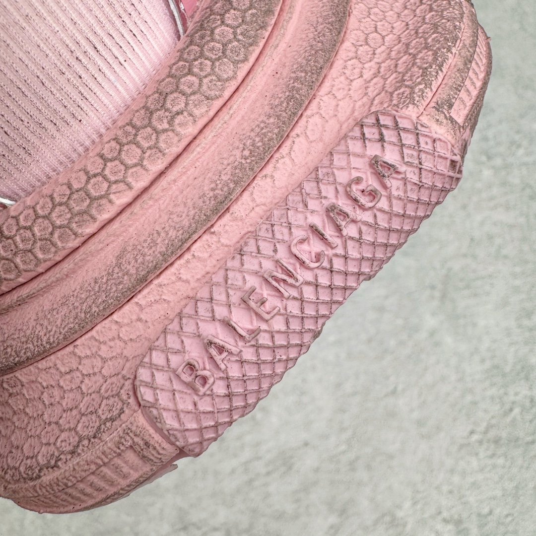 图片[16]-＃XA纯原 BALENCIAGA 3XL Sneakers 巴黎世家十代网布系带低帮走秀复古老爹鞋 全套原纸板楦头开发 最原汁原味的灵魂版型 全鞋荧光划线卡点 胶水把控整洁度追求极致完美 每一双都是工艺品 多重QC质检 超越公司货的品控标准 实实在在的免检产品 原盒原配 正确字体电绣 粗细、位置、大小正确 侧边TPU 透气孔匹配意产原版 正确分离大底 TPU软底 原版一致大底LOGO 立体感十足 原厂皮料水洗做旧 采购原厂网纱 不含皮革 网布材料和聚氨酯 磨损效果 鞋头边缘和后帮 Balenciaga 徽标 鞋面和后跟凸印尺码 鞋舌 3XL 橡胶品牌标识和反光细节 鞋帮拉袢和鞋舌拉祥 配反光细节 备用鞋带在鞋履前侧 可在穿着前取下 便于不同造型搭配 正常尺码 尺码：35 36 37 38 39 40 41 42 43 44 45 46-选品中心