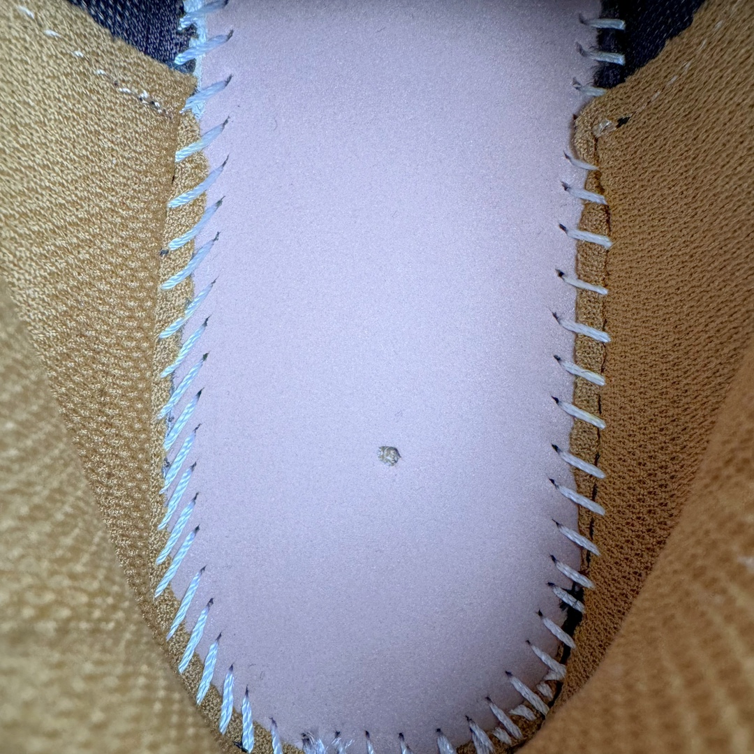 图片[20]-＃KX Off-White 2024年OW最新款跑鞋 #百分百原盒正确版 原楦原纸板数据开发 4层分离大底#鞋面采用3d立体打印和多种材料拼接而成#防滑耐磨透气性轻便跑鞋 作为曾经爆火 并且定位奢潮领域的标志性品牌 Off-White 仍需要不断更新符合当下潮流时尚的复古运动鞋款，以期收获基本盘消费者的关注 此次更新的 Off-White 新款运动鞋将经典复古老爹鞋细节设计更加夸张化 并将标志性箭头设计置于显著位置 除此之外 整个系列的色彩搭配也可谓纷繁多样 总有一款适合你 Off-White最新运动鞋款估计将在未来几个月登陆品牌专柜 喜欢的朋友切莫错过 尺码：36 37 38 39 40 41 42 43 44 45 46 47-选品中心