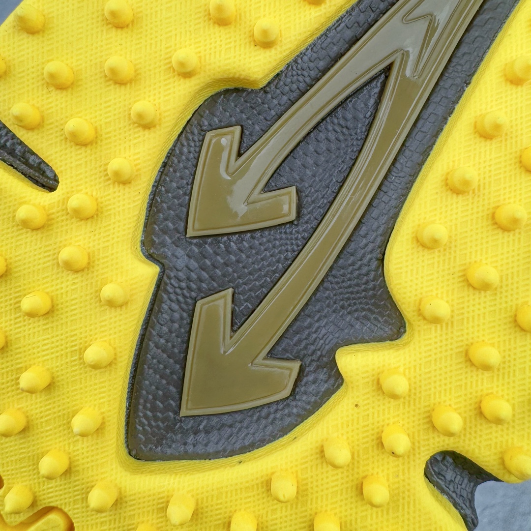 图片[19]-＃KX Off-White 2024年OW最新款跑鞋 #百分百原盒正确版 原楦原纸板数据开发 4层分离大底#鞋面采用3d立体打印和多种材料拼接而成#防滑耐磨透气性轻便跑鞋 作为曾经爆火 并且定位奢潮领域的标志性品牌 Off-White 仍需要不断更新符合当下潮流时尚的复古运动鞋款，以期收获基本盘消费者的关注 此次更新的 Off-White 新款运动鞋将经典复古老爹鞋细节设计更加夸张化 并将标志性箭头设计置于显著位置 除此之外 整个系列的色彩搭配也可谓纷繁多样 总有一款适合你 Off-White最新运动鞋款估计将在未来几个月登陆品牌专柜 喜欢的朋友切莫错过 尺码：36 37 38 39 40 41 42 43 44 45 46 47-选品中心