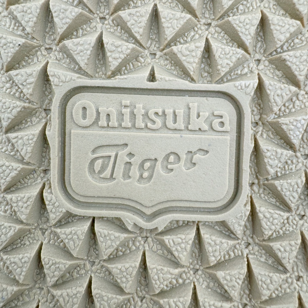 图片[19]-＃HK纯原 Asics Onitsuka Tiger MEXICO 66 亚瑟士鬼冢虎复古经典板鞋 市场最强版本 头层小羊皮加持 海外订单工厂出品 超成熟稳定的做工品控 原装全套纸板楦头开发 原汁原味 完美呈现版型 私模正确鞋底咬花纹路 一比一鞋头弧度高度鞋身弧度 绝不口嗨 细节品控鞋型随意秒杀市面 原档咬花纹路私模大底 一个单元有六个三角形 总体形拼接呈现花瓣状 官方四联吊牌 原装Ortholite轻量化鞋垫 原盒原配 质保卡 说明书 钢印防尘纸 纸板中底带钢印 乳胶组合鞋垫 支持全方位的对比专柜 产品从款式颜色造型上体现出追求舒适和细节的完美 鞋类更是推崇手工制作的严谨与完美 融舒适性与可穿性的设计风格 注重细节的完美和别致魅力 既保持稳重 又不失轻松的时尚感 尺码：36 37 37.5 38 39 39.5 40 40.5 41.5 42 42.5 43.5 44 45 46-选品中心