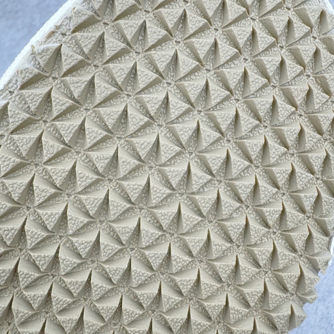 图片[18]-＃HK纯原 Asics Onitsuka Tiger MEXICO 66 亚瑟士鬼冢虎复古经典板鞋 市场最强版本 头层小羊皮加持 海外订单工厂出品 超成熟稳定的做工品控 原装全套纸板楦头开发 原汁原味 完美呈现版型 私模正确鞋底咬花纹路 一比一鞋头弧度高度鞋身弧度 绝不口嗨 细节品控鞋型随意秒杀市面 原档咬花纹路私模大底 一个单元有六个三角形 总体形拼接呈现花瓣状 官方四联吊牌 原装Ortholite轻量化鞋垫 原盒原配 质保卡 说明书 钢印防尘纸 纸板中底带钢印 乳胶组合鞋垫 支持全方位的对比专柜 产品从款式颜色造型上体现出追求舒适和细节的完美 鞋类更是推崇手工制作的严谨与完美 融舒适性与可穿性的设计风格 注重细节的完美和别致魅力 既保持稳重 又不失轻松的时尚感 尺码：36 37 37.5 38 39 39.5 40 40.5 41.5 42 42.5 43.5 44 45 46-选品中心