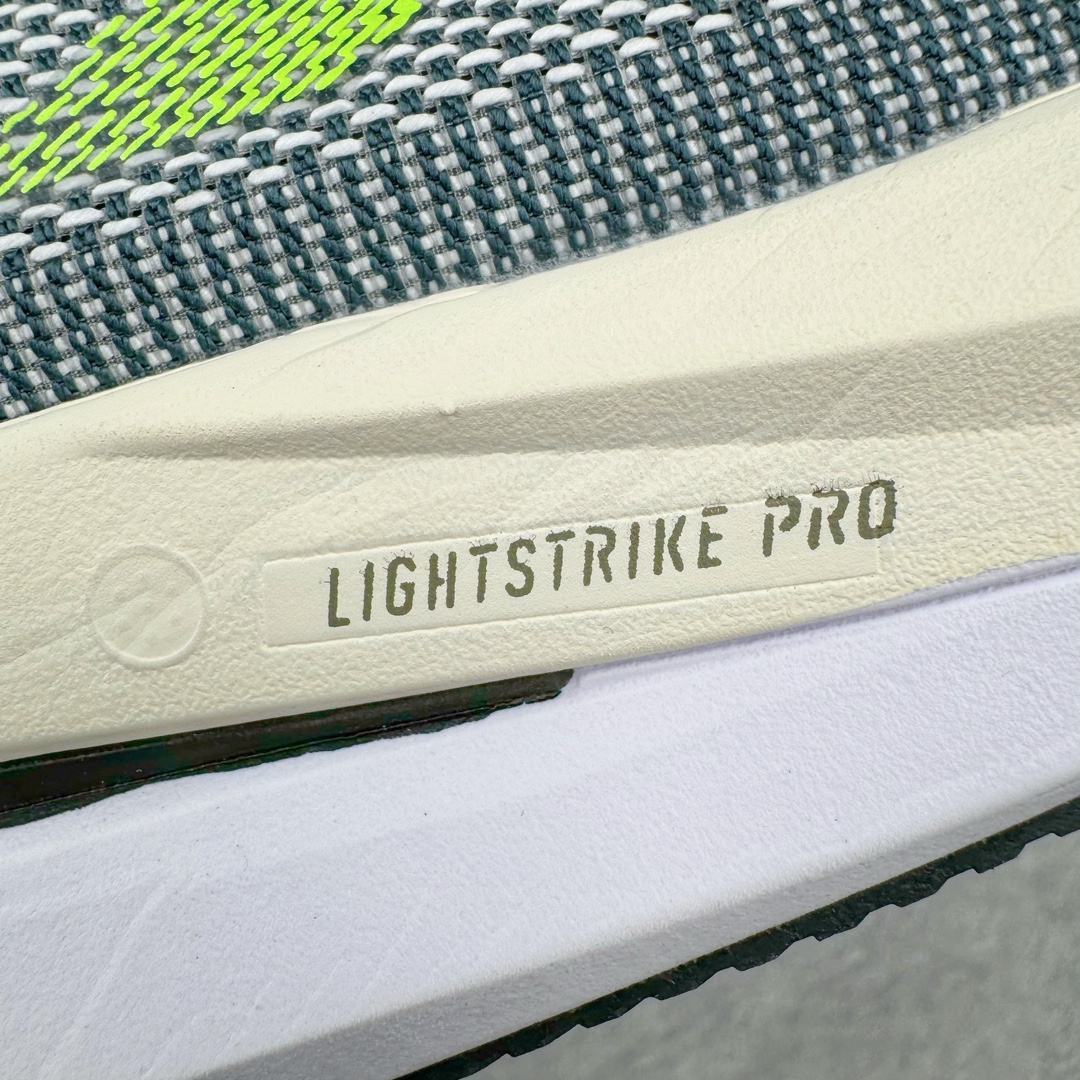 图片[18]-AD Adizero Boston 12 波士顿夏季透气网眼竞速跑鞋 延续爪型玻璃纤维推进系统 进化为全掌式的ENERGY RODS 2.0 从脚跟到脚趾的一体成形设计 强化整体推进力 提升速度表现 升级透气鞋面更具支撑性 利用ENGINEERED MESH技术进行不同密度织纹 强化支撑性 更使用50%以上的回收材料製成 减低塑料浪费 此外变薄的鞋舌为前掌提供更多空间 提供跑者更好的穿着感受 马牌轮胎大底耐磨性佳 大底全掌采用耐磨的Continental马牌轮胎大底 在各种环境下保有良好抓地力 尺码：36 36.5 37 38 38.5 39 40 40.5 41 42 42.5 43 44 44.5 45-选品中心