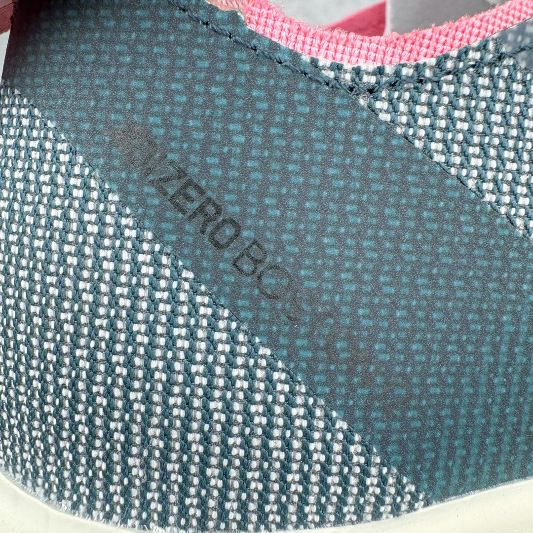 图片[14]-AD Adizero Boston 12 波士顿夏季透气网眼竞速跑鞋 延续爪型玻璃纤维推进系统 进化为全掌式的ENERGY RODS 2.0 从脚跟到脚趾的一体成形设计 强化整体推进力 提升速度表现 升级透气鞋面更具支撑性 利用ENGINEERED MESH技术进行不同密度织纹 强化支撑性 更使用50%以上的回收材料製成 减低塑料浪费 此外变薄的鞋舌为前掌提供更多空间 提供跑者更好的穿着感受 马牌轮胎大底耐磨性佳 大底全掌采用耐磨的Continental马牌轮胎大底 在各种环境下保有良好抓地力 尺码：36 36.5 37 38 38.5 39 40 40.5 41 42 42.5 43 44 44.5 45-选品中心