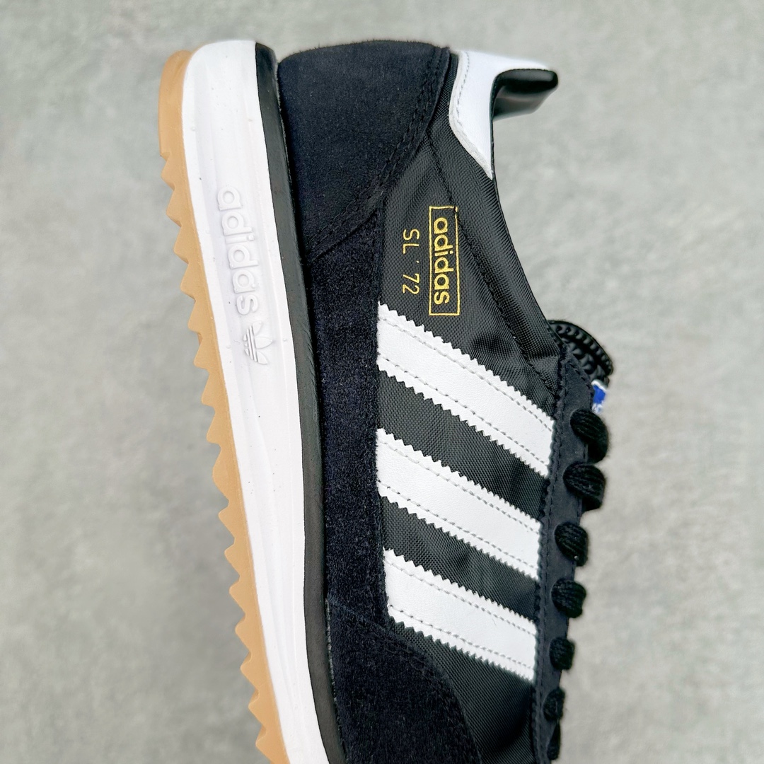 图片[6]-AD SL72 RS系列德训足球风百搭低帮休闲运动板鞋 JI1282 阿迪达斯Originals推出复古「T头鞋」造型的SL72鞋款复刻，有男女两款可选。男生款为SL72RS，鞋型挺立饱满，鞋底增加高度，采用麂皮与布面制作，符合复古氛围；女生款为SL72OGW，致敬经典款式，鞋身纤细，还原70年代设计，以绿色呈现，点缀金色细节。多款配色可选。「T 头鞋」这两年有多火大家见到了吧？明星、穿搭博主几乎人手一双，凭借复古味的外观，以及亲民的价格，同样成为了不少球鞋玩家日常上脚首选。近日 adidas Originals 将有「T 头鞋」造型的诞生于 1972 年的 SL72 鞋款复刻带回，各位买鞋又有新选择了。1972 年 SL72 问世后，引领了后来阿迪达斯的跑鞋发展方向，其中「SL」代表了 Super Light，彰显了产品轻便的特性。1972 年 SL72 问世后，引领了后来阿迪达斯的跑鞋发展方向，其中「SL」代表了 Super Light，彰显了产品轻便的特性。这次 adidas Originals 延续其轻质经典的基因，带来男女两款 SL72。男生款带来 SL72 RS 鞋型，RS 意为 Reshaped（重塑），鞋款在保留了经典的外观基础上，在尼龙材质里增加了填充物，使鞋型更加挺立和饱满，鞋头则更加圆润，鞋底的 EVA 材质则增加了鞋款的高度。女生款则带来 SL72 OG W 鞋型，OG 顾名思义则是致敬经典款式，相较于 RS（Reshaped）鞋款，鞋身更加纤细，其整体鞋身轮廓、线条、细节、材质上尊崇 70 年代 SL72 的设计，还原经典味道。尺码：36 36⅔ 37⅓ 38 38⅔ 39⅓ 40 40⅔ 41⅓ 42 42⅔ 43⅓ 44 44⅔ 45-选品中心