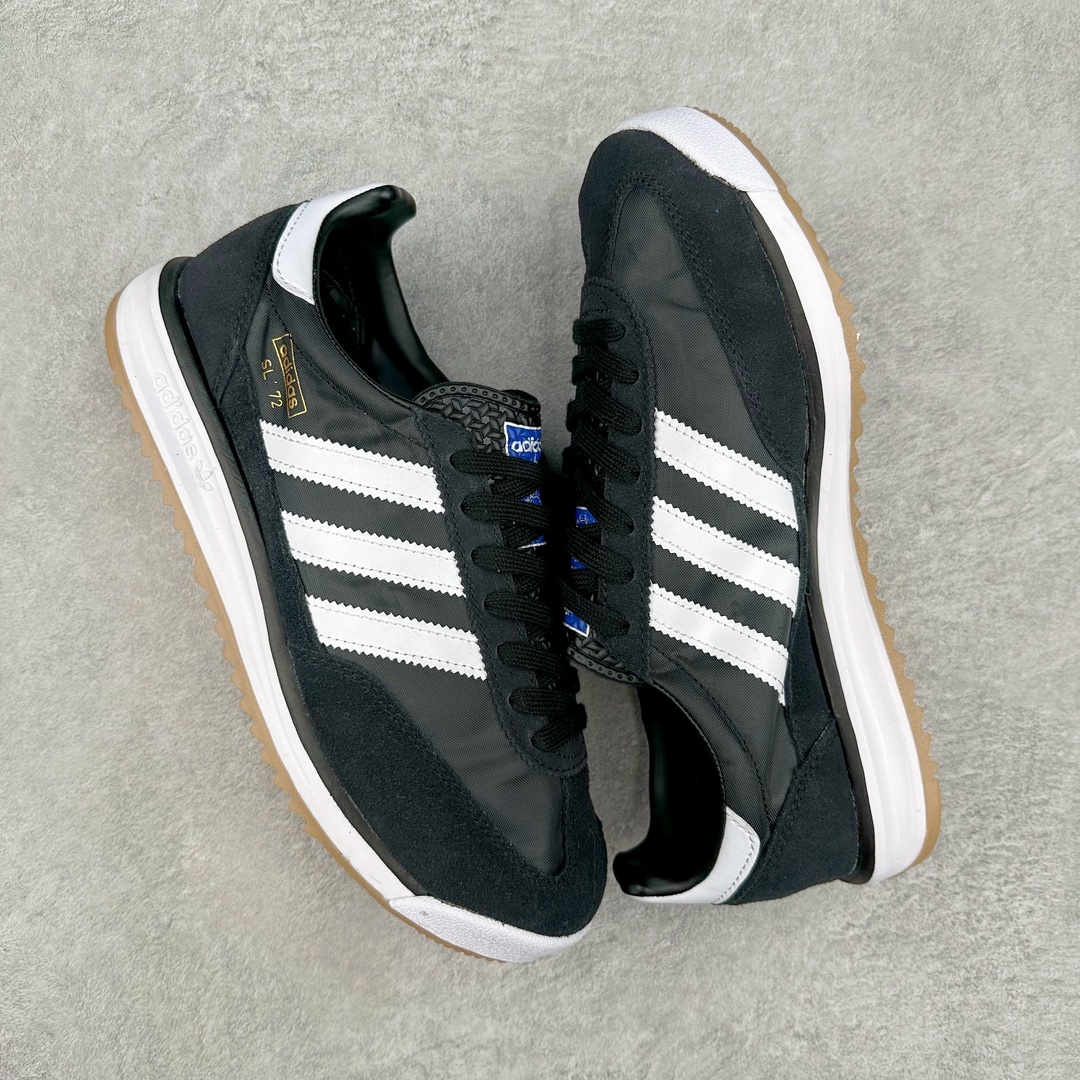 图片[3]-AD SL72 RS系列德训足球风百搭低帮休闲运动板鞋 JI1282 阿迪达斯Originals推出复古「T头鞋」造型的SL72鞋款复刻，有男女两款可选。男生款为SL72RS，鞋型挺立饱满，鞋底增加高度，采用麂皮与布面制作，符合复古氛围；女生款为SL72OGW，致敬经典款式，鞋身纤细，还原70年代设计，以绿色呈现，点缀金色细节。多款配色可选。「T 头鞋」这两年有多火大家见到了吧？明星、穿搭博主几乎人手一双，凭借复古味的外观，以及亲民的价格，同样成为了不少球鞋玩家日常上脚首选。近日 adidas Originals 将有「T 头鞋」造型的诞生于 1972 年的 SL72 鞋款复刻带回，各位买鞋又有新选择了。1972 年 SL72 问世后，引领了后来阿迪达斯的跑鞋发展方向，其中「SL」代表了 Super Light，彰显了产品轻便的特性。1972 年 SL72 问世后，引领了后来阿迪达斯的跑鞋发展方向，其中「SL」代表了 Super Light，彰显了产品轻便的特性。这次 adidas Originals 延续其轻质经典的基因，带来男女两款 SL72。男生款带来 SL72 RS 鞋型，RS 意为 Reshaped（重塑），鞋款在保留了经典的外观基础上，在尼龙材质里增加了填充物，使鞋型更加挺立和饱满，鞋头则更加圆润，鞋底的 EVA 材质则增加了鞋款的高度。女生款则带来 SL72 OG W 鞋型，OG 顾名思义则是致敬经典款式，相较于 RS（Reshaped）鞋款，鞋身更加纤细，其整体鞋身轮廓、线条、细节、材质上尊崇 70 年代 SL72 的设计，还原经典味道。尺码：36 36⅔ 37⅓ 38 38⅔ 39⅓ 40 40⅔ 41⅓ 42 42⅔ 43⅓ 44 44⅔ 45-选品中心