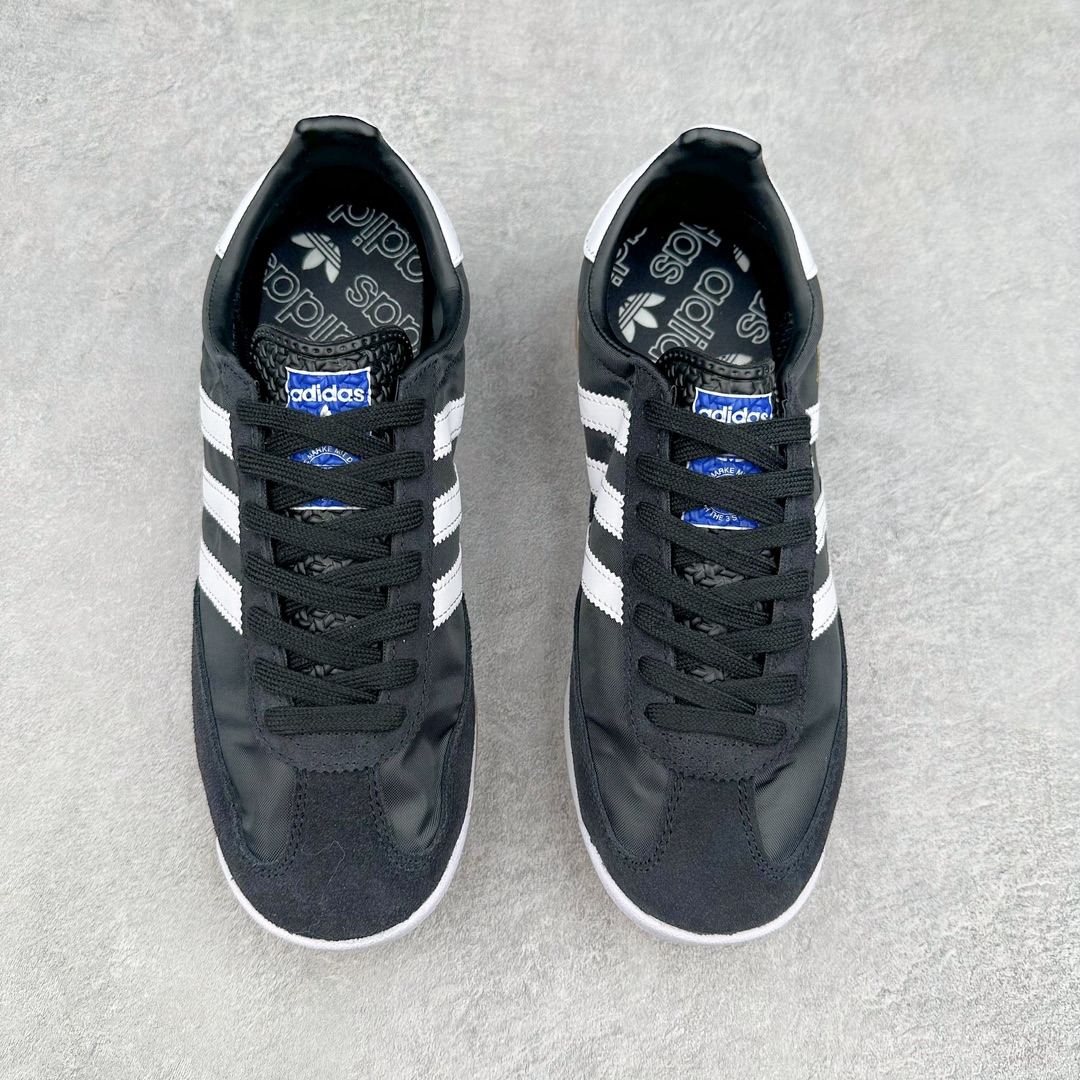 图片[2]-AD SL72 RS系列德训足球风百搭低帮休闲运动板鞋 JI1282 阿迪达斯Originals推出复古「T头鞋」造型的SL72鞋款复刻，有男女两款可选。男生款为SL72RS，鞋型挺立饱满，鞋底增加高度，采用麂皮与布面制作，符合复古氛围；女生款为SL72OGW，致敬经典款式，鞋身纤细，还原70年代设计，以绿色呈现，点缀金色细节。多款配色可选。「T 头鞋」这两年有多火大家见到了吧？明星、穿搭博主几乎人手一双，凭借复古味的外观，以及亲民的价格，同样成为了不少球鞋玩家日常上脚首选。近日 adidas Originals 将有「T 头鞋」造型的诞生于 1972 年的 SL72 鞋款复刻带回，各位买鞋又有新选择了。1972 年 SL72 问世后，引领了后来阿迪达斯的跑鞋发展方向，其中「SL」代表了 Super Light，彰显了产品轻便的特性。1972 年 SL72 问世后，引领了后来阿迪达斯的跑鞋发展方向，其中「SL」代表了 Super Light，彰显了产品轻便的特性。这次 adidas Originals 延续其轻质经典的基因，带来男女两款 SL72。男生款带来 SL72 RS 鞋型，RS 意为 Reshaped（重塑），鞋款在保留了经典的外观基础上，在尼龙材质里增加了填充物，使鞋型更加挺立和饱满，鞋头则更加圆润，鞋底的 EVA 材质则增加了鞋款的高度。女生款则带来 SL72 OG W 鞋型，OG 顾名思义则是致敬经典款式，相较于 RS（Reshaped）鞋款，鞋身更加纤细，其整体鞋身轮廓、线条、细节、材质上尊崇 70 年代 SL72 的设计，还原经典味道。尺码：36 36⅔ 37⅓ 38 38⅔ 39⅓ 40 40⅔ 41⅓ 42 42⅔ 43⅓ 44 44⅔ 45-选品中心