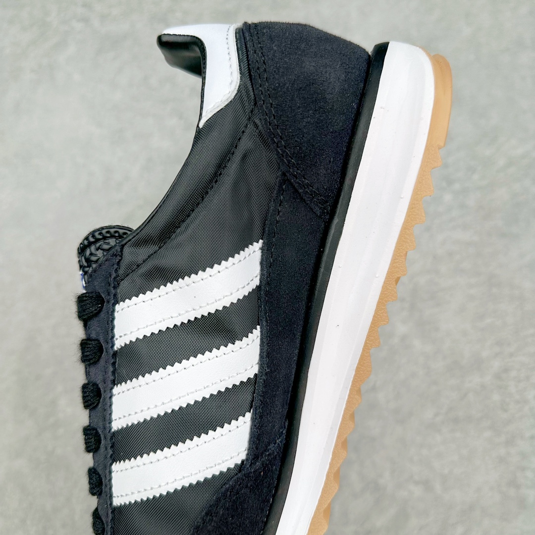 图片[7]-AD SL72 RS系列德训足球风百搭低帮休闲运动板鞋 JI1282 阿迪达斯Originals推出复古「T头鞋」造型的SL72鞋款复刻，有男女两款可选。男生款为SL72RS，鞋型挺立饱满，鞋底增加高度，采用麂皮与布面制作，符合复古氛围；女生款为SL72OGW，致敬经典款式，鞋身纤细，还原70年代设计，以绿色呈现，点缀金色细节。多款配色可选。「T 头鞋」这两年有多火大家见到了吧？明星、穿搭博主几乎人手一双，凭借复古味的外观，以及亲民的价格，同样成为了不少球鞋玩家日常上脚首选。近日 adidas Originals 将有「T 头鞋」造型的诞生于 1972 年的 SL72 鞋款复刻带回，各位买鞋又有新选择了。1972 年 SL72 问世后，引领了后来阿迪达斯的跑鞋发展方向，其中「SL」代表了 Super Light，彰显了产品轻便的特性。1972 年 SL72 问世后，引领了后来阿迪达斯的跑鞋发展方向，其中「SL」代表了 Super Light，彰显了产品轻便的特性。这次 adidas Originals 延续其轻质经典的基因，带来男女两款 SL72。男生款带来 SL72 RS 鞋型，RS 意为 Reshaped（重塑），鞋款在保留了经典的外观基础上，在尼龙材质里增加了填充物，使鞋型更加挺立和饱满，鞋头则更加圆润，鞋底的 EVA 材质则增加了鞋款的高度。女生款则带来 SL72 OG W 鞋型，OG 顾名思义则是致敬经典款式，相较于 RS（Reshaped）鞋款，鞋身更加纤细，其整体鞋身轮廓、线条、细节、材质上尊崇 70 年代 SL72 的设计，还原经典味道。尺码：36 36⅔ 37⅓ 38 38⅔ 39⅓ 40 40⅔ 41⅓ 42 42⅔ 43⅓ 44 44⅔ 45-选品中心