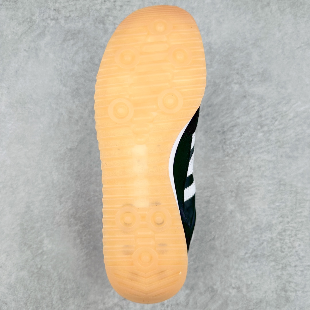 图片[9]-AD SL72 RS系列德训足球风百搭低帮休闲运动板鞋 JI1282 阿迪达斯Originals推出复古「T头鞋」造型的SL72鞋款复刻，有男女两款可选。男生款为SL72RS，鞋型挺立饱满，鞋底增加高度，采用麂皮与布面制作，符合复古氛围；女生款为SL72OGW，致敬经典款式，鞋身纤细，还原70年代设计，以绿色呈现，点缀金色细节。多款配色可选。「T 头鞋」这两年有多火大家见到了吧？明星、穿搭博主几乎人手一双，凭借复古味的外观，以及亲民的价格，同样成为了不少球鞋玩家日常上脚首选。近日 adidas Originals 将有「T 头鞋」造型的诞生于 1972 年的 SL72 鞋款复刻带回，各位买鞋又有新选择了。1972 年 SL72 问世后，引领了后来阿迪达斯的跑鞋发展方向，其中「SL」代表了 Super Light，彰显了产品轻便的特性。1972 年 SL72 问世后，引领了后来阿迪达斯的跑鞋发展方向，其中「SL」代表了 Super Light，彰显了产品轻便的特性。这次 adidas Originals 延续其轻质经典的基因，带来男女两款 SL72。男生款带来 SL72 RS 鞋型，RS 意为 Reshaped（重塑），鞋款在保留了经典的外观基础上，在尼龙材质里增加了填充物，使鞋型更加挺立和饱满，鞋头则更加圆润，鞋底的 EVA 材质则增加了鞋款的高度。女生款则带来 SL72 OG W 鞋型，OG 顾名思义则是致敬经典款式，相较于 RS（Reshaped）鞋款，鞋身更加纤细，其整体鞋身轮廓、线条、细节、材质上尊崇 70 年代 SL72 的设计，还原经典味道。尺码：36 36⅔ 37⅓ 38 38⅔ 39⅓ 40 40⅔ 41⅓ 42 42⅔ 43⅓ 44 44⅔ 45-选品中心