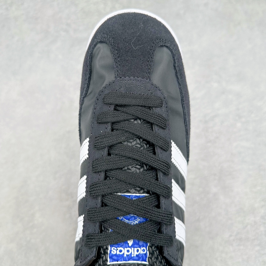 图片[4]-AD SL72 RS系列德训足球风百搭低帮休闲运动板鞋 JI1282 阿迪达斯Originals推出复古「T头鞋」造型的SL72鞋款复刻，有男女两款可选。男生款为SL72RS，鞋型挺立饱满，鞋底增加高度，采用麂皮与布面制作，符合复古氛围；女生款为SL72OGW，致敬经典款式，鞋身纤细，还原70年代设计，以绿色呈现，点缀金色细节。多款配色可选。「T 头鞋」这两年有多火大家见到了吧？明星、穿搭博主几乎人手一双，凭借复古味的外观，以及亲民的价格，同样成为了不少球鞋玩家日常上脚首选。近日 adidas Originals 将有「T 头鞋」造型的诞生于 1972 年的 SL72 鞋款复刻带回，各位买鞋又有新选择了。1972 年 SL72 问世后，引领了后来阿迪达斯的跑鞋发展方向，其中「SL」代表了 Super Light，彰显了产品轻便的特性。1972 年 SL72 问世后，引领了后来阿迪达斯的跑鞋发展方向，其中「SL」代表了 Super Light，彰显了产品轻便的特性。这次 adidas Originals 延续其轻质经典的基因，带来男女两款 SL72。男生款带来 SL72 RS 鞋型，RS 意为 Reshaped（重塑），鞋款在保留了经典的外观基础上，在尼龙材质里增加了填充物，使鞋型更加挺立和饱满，鞋头则更加圆润，鞋底的 EVA 材质则增加了鞋款的高度。女生款则带来 SL72 OG W 鞋型，OG 顾名思义则是致敬经典款式，相较于 RS（Reshaped）鞋款，鞋身更加纤细，其整体鞋身轮廓、线条、细节、材质上尊崇 70 年代 SL72 的设计，还原经典味道。尺码：36 36⅔ 37⅓ 38 38⅔ 39⅓ 40 40⅔ 41⅓ 42 42⅔ 43⅓ 44 44⅔ 45-选品中心