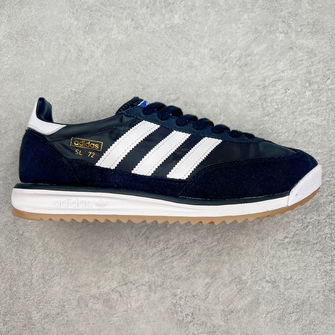 AD SL72 RS系列德训足球风百搭低帮休闲运动板鞋 JI1282 阿迪达斯Originals推出复古「T头鞋」造型的SL72鞋款复刻，有男女两款可选。男生款为SL72RS，鞋型挺立饱满，鞋底增加高度，采用麂皮与布面制作，符合复古氛围；女生款为SL72OGW，致敬经典款式，鞋身纤细，还原70年代设计，以绿色呈现，点缀金色细节。多款配色可选。「T 头鞋」这两年有多火大家见到了吧？明星、穿搭博主几乎人手一双，凭借复古味的外观，以及亲民的价格，同样成为了不少球鞋玩家日常上脚首选。近日 adidas Originals 将有「T 头鞋」造型的诞生于 1972 年的 SL72 鞋款复刻带回，各位买鞋又有新选择了。1972 年 SL72 问世后，引领了后来阿迪达斯的跑鞋发展方向，其中「SL」代表了 Super Light，彰显了产品轻便的特性。1972 年 SL72 问世后，引领了后来阿迪达斯的跑鞋发展方向，其中「SL」代表了 Super Light，彰显了产品轻便的特性。这次 adidas Originals 延续其轻质经典的基因，带来男女两款 SL72。男生款带来 SL72 RS 鞋型，RS 意为 Reshaped（重塑），鞋款在保留了经典的外观基础上，在尼龙材质里增加了填充物，使鞋型更加挺立和饱满，鞋头则更加圆润，鞋底的 EVA 材质则增加了鞋款的高度。女生款则带来 SL72 OG W 鞋型，OG 顾名思义则是致敬经典款式，相较于 RS（Reshaped）鞋款，鞋身更加纤细，其整体鞋身轮廓、线条、细节、材质上尊崇 70 年代 SL72 的设计，还原经典味道。尺码：36 36⅔ 37⅓ 38 38⅔ 39⅓ 40 40⅔ 41⅓ 42 42⅔ 43⅓ 44 44⅔ 45-选品中心