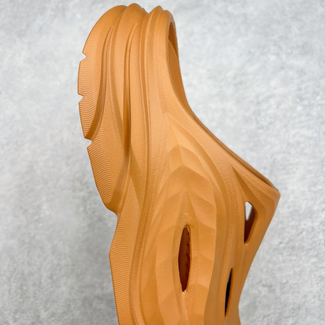 图片[6]-HOKA ONE ONE ORA Recovery Slide 3 运动拖鞋 采用非动物源材料和柔软的EVA鞋面 确保鞋底回弹性和高抗张力 高韧性 中底则采用速度型滚动平衡技术 可优化从脚跟平稳过渡至脚掌的落地过程 引导跑者回归自然步态 同时 双层结构和EVA中底 具有良好的防震和缓冲性能 提供非凡的舒适感和强大的支撑力 外底拥有巧妙的凹槽 助力跑者即便在湿滑的地形 依旧能有良好的抓地力及稳定性 尺码：36 37 38 39 40 41 42 43 44 45 46-选品中心