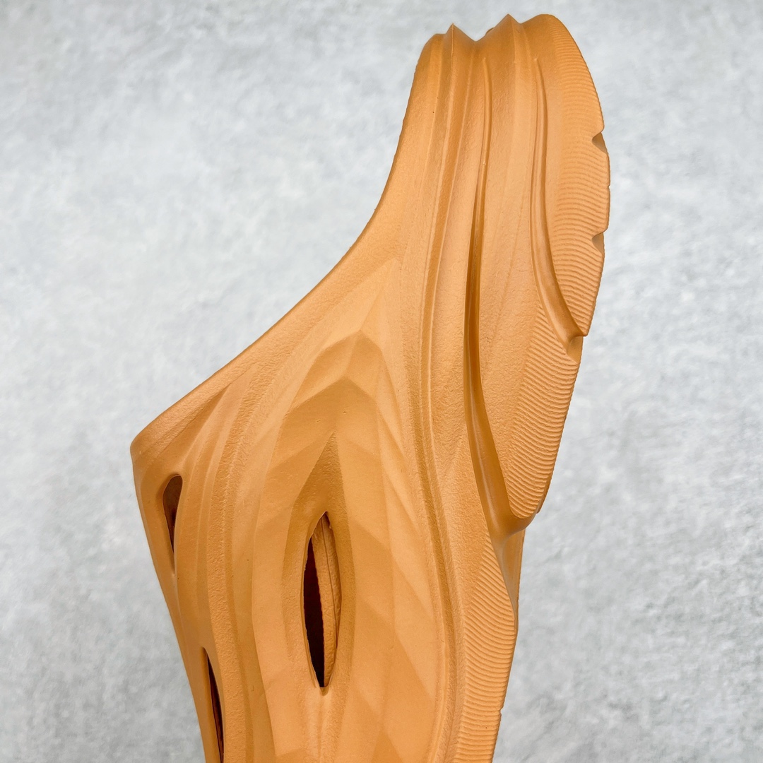 图片[7]-HOKA ONE ONE ORA Recovery Slide 3 运动拖鞋 采用非动物源材料和柔软的EVA鞋面 确保鞋底回弹性和高抗张力 高韧性 中底则采用速度型滚动平衡技术 可优化从脚跟平稳过渡至脚掌的落地过程 引导跑者回归自然步态 同时 双层结构和EVA中底 具有良好的防震和缓冲性能 提供非凡的舒适感和强大的支撑力 外底拥有巧妙的凹槽 助力跑者即便在湿滑的地形 依旧能有良好的抓地力及稳定性 尺码：36 37 38 39 40 41 42 43 44 45 46-选品中心