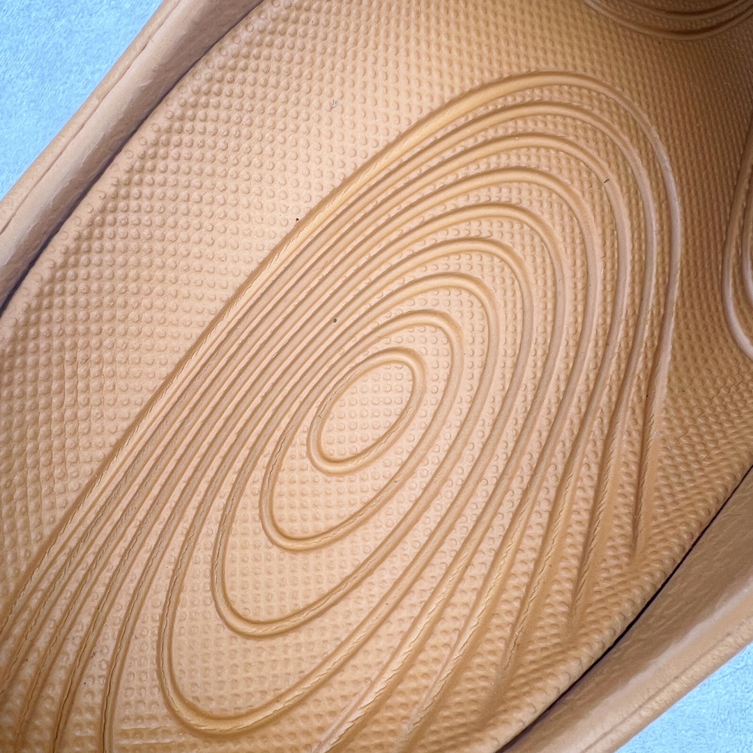 图片[13]-HOKA ONE ONE ORA Recovery Slide 3 运动拖鞋 采用非动物源材料和柔软的EVA鞋面 确保鞋底回弹性和高抗张力 高韧性 中底则采用速度型滚动平衡技术 可优化从脚跟平稳过渡至脚掌的落地过程 引导跑者回归自然步态 同时 双层结构和EVA中底 具有良好的防震和缓冲性能 提供非凡的舒适感和强大的支撑力 外底拥有巧妙的凹槽 助力跑者即便在湿滑的地形 依旧能有良好的抓地力及稳定性 尺码：36 37 38 39 40 41 42 43 44 45 46-选品中心