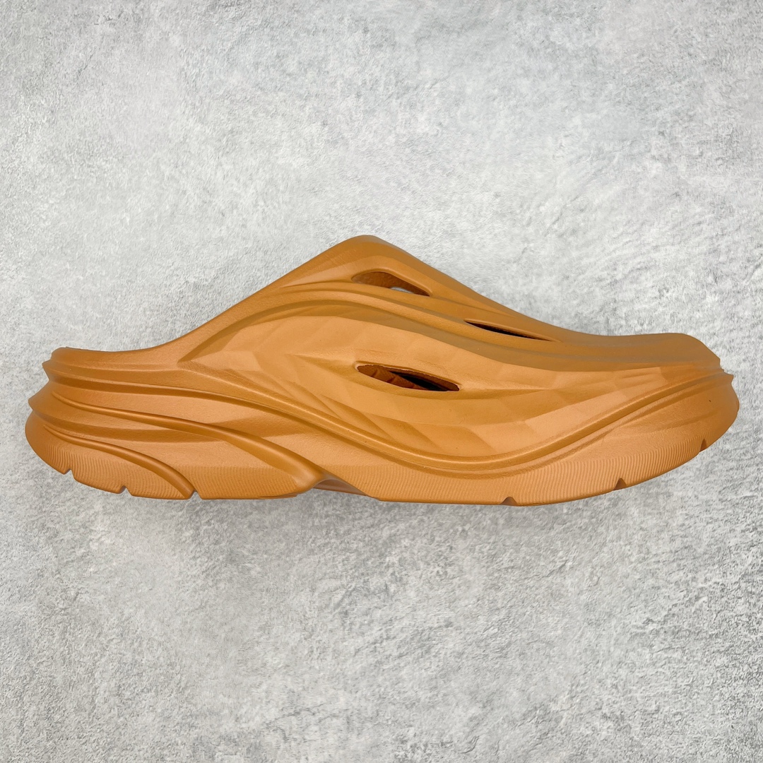 HOKA ONE ONE ORA Recovery Slide 3 运动拖鞋 采用非动物源材料和柔软的EVA鞋面 确保鞋底回弹性和高抗张力 高韧性 中底则采用速度型滚动平衡技术 可优化从脚跟平稳过渡至脚掌的落地过程 引导跑者回归自然步态 同时 双层结构和EVA中底 具有良好的防震和缓冲性能 提供非凡的舒适感和强大的支撑力 外底拥有巧妙的凹槽 助力跑者即便在湿滑的地形 依旧能有良好的抓地力及稳定性 尺码：36 37 38 39 40 41 42 43 44 45 46-选品中心