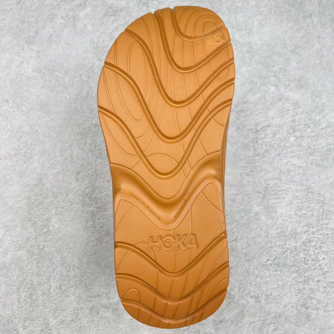 图片[9]-HOKA ONE ONE ORA Recovery Slide 3 运动拖鞋 采用非动物源材料和柔软的EVA鞋面 确保鞋底回弹性和高抗张力 高韧性 中底则采用速度型滚动平衡技术 可优化从脚跟平稳过渡至脚掌的落地过程 引导跑者回归自然步态 同时 双层结构和EVA中底 具有良好的防震和缓冲性能 提供非凡的舒适感和强大的支撑力 外底拥有巧妙的凹槽 助力跑者即便在湿滑的地形 依旧能有良好的抓地力及稳定性 尺码：36 37 38 39 40 41 42 43 44 45 46-选品中心