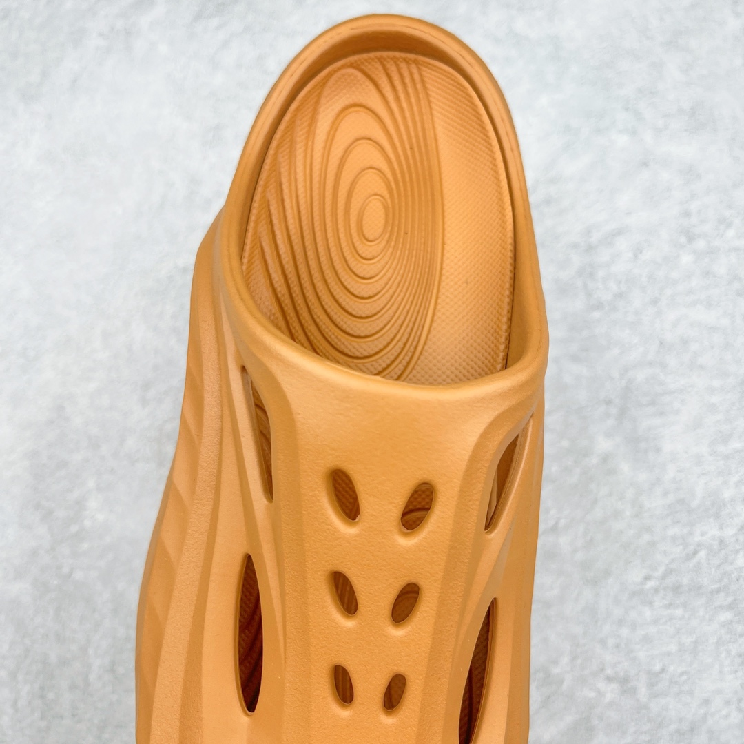 图片[5]-HOKA ONE ONE ORA Recovery Slide 3 运动拖鞋 采用非动物源材料和柔软的EVA鞋面 确保鞋底回弹性和高抗张力 高韧性 中底则采用速度型滚动平衡技术 可优化从脚跟平稳过渡至脚掌的落地过程 引导跑者回归自然步态 同时 双层结构和EVA中底 具有良好的防震和缓冲性能 提供非凡的舒适感和强大的支撑力 外底拥有巧妙的凹槽 助力跑者即便在湿滑的地形 依旧能有良好的抓地力及稳定性 尺码：36 37 38 39 40 41 42 43 44 45 46-选品中心