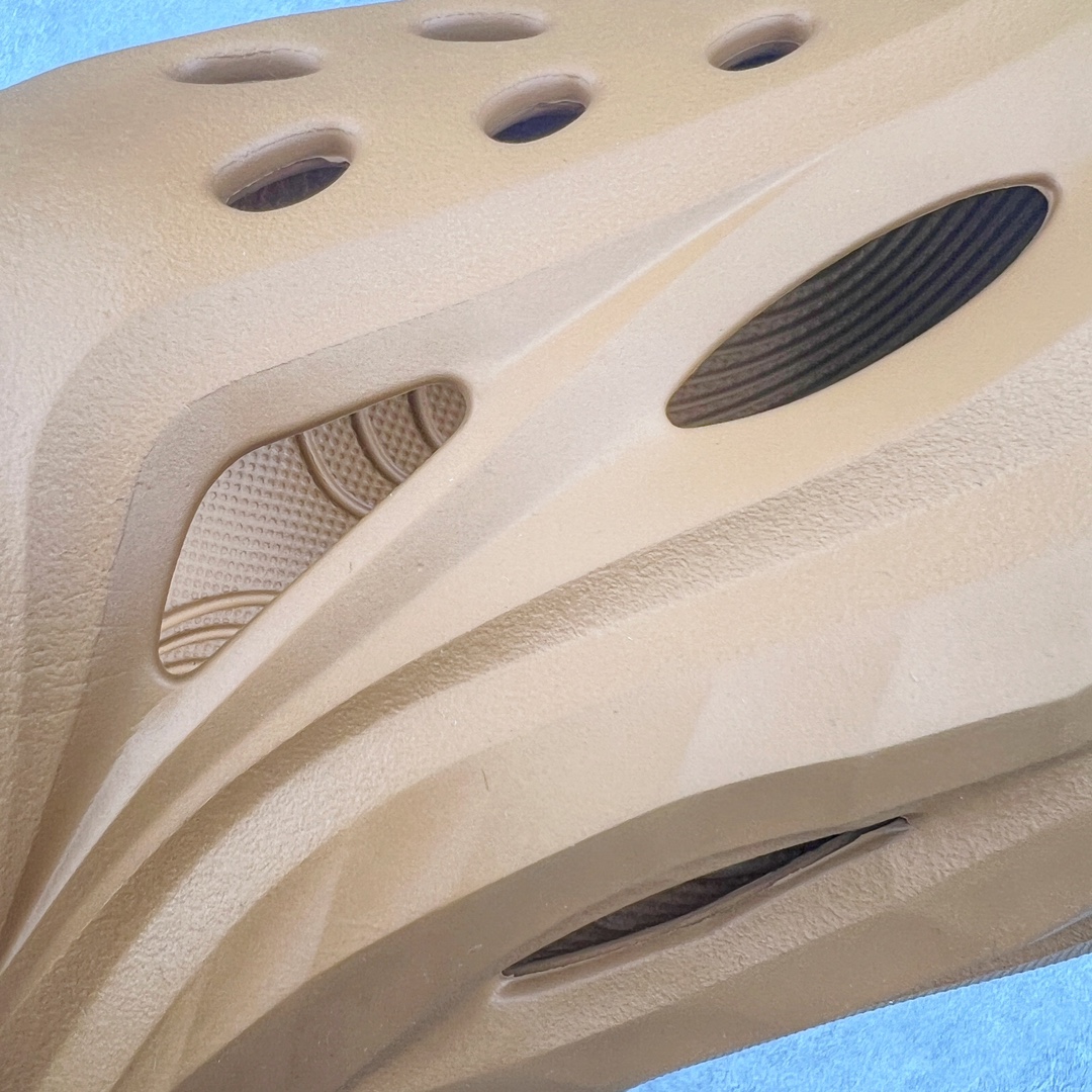 图片[12]-HOKA ONE ONE ORA Recovery Slide 3 运动拖鞋 采用非动物源材料和柔软的EVA鞋面 确保鞋底回弹性和高抗张力 高韧性 中底则采用速度型滚动平衡技术 可优化从脚跟平稳过渡至脚掌的落地过程 引导跑者回归自然步态 同时 双层结构和EVA中底 具有良好的防震和缓冲性能 提供非凡的舒适感和强大的支撑力 外底拥有巧妙的凹槽 助力跑者即便在湿滑的地形 依旧能有良好的抓地力及稳定性 尺码：36 37 38 39 40 41 42 43 44 45 46-选品中心