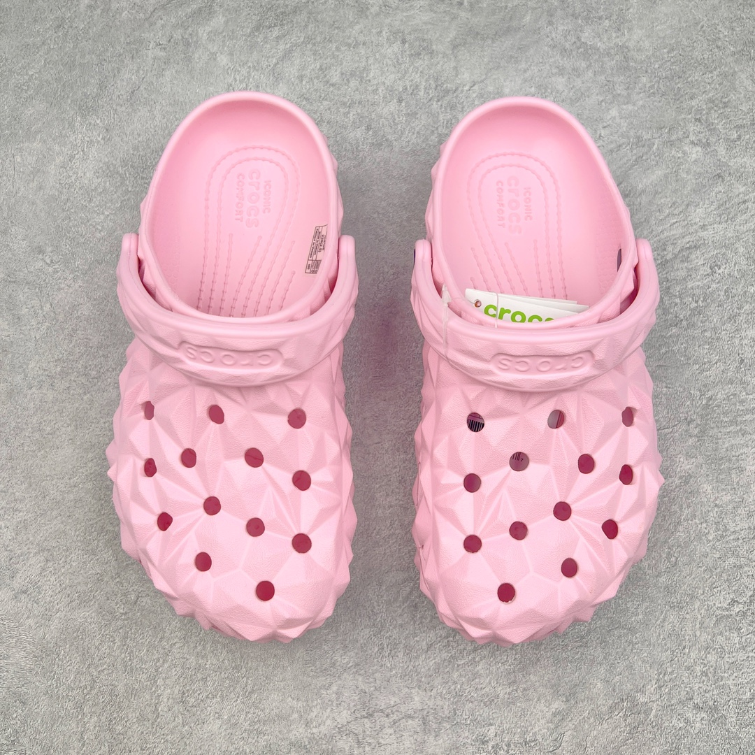 图片[2]-Crocs Classic Clog 卡骆驰榴莲休闲沙滩洞洞拖鞋凉鞋 透明防水袋包装 注意配件需单独购买 超轻Croslite专利材料打造 鞋面更加耐用易清洗 该鞋款轻盈舒适 2002年 经典克骆格诞生 秉承外形简单 穿着舒适的初衷 不断为消费者带来舒适的穿着体验 穿出“趣”味 鞋面洞洞可搭彰显个性的智必星 一鞋两穿 可调节式后跟带增添鞋身的稳固性能 放前面变成愜意舒适的凉拖 放后面行走跑跳更加稳妥 Croslite ™材料 封闭式细胞树脂 能够在体温作用下自动变形以适应脚部形状 涉水性优秀的同时易于清洁 抓地力强 不易打滑 Crocs的核心理念：轻便 灵活 全方位的舒适感 同步官方尺码：M4（36-37） M5（37-38）M6（38-39）M7（39-40）M8（41-42）M9（42-43）M10（43-44）M11（45-46）-选品中心