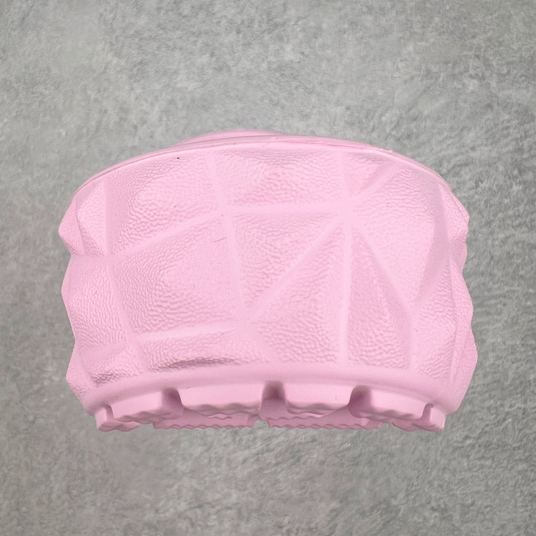 图片[8]-Crocs Classic Clog 卡骆驰榴莲休闲沙滩洞洞拖鞋凉鞋 透明防水袋包装 注意配件需单独购买 超轻Croslite专利材料打造 鞋面更加耐用易清洗 该鞋款轻盈舒适 2002年 经典克骆格诞生 秉承外形简单 穿着舒适的初衷 不断为消费者带来舒适的穿着体验 穿出“趣”味 鞋面洞洞可搭彰显个性的智必星 一鞋两穿 可调节式后跟带增添鞋身的稳固性能 放前面变成愜意舒适的凉拖 放后面行走跑跳更加稳妥 Croslite ™材料 封闭式细胞树脂 能够在体温作用下自动变形以适应脚部形状 涉水性优秀的同时易于清洁 抓地力强 不易打滑 Crocs的核心理念：轻便 灵活 全方位的舒适感 同步官方尺码：M4（36-37） M5（37-38）M6（38-39）M7（39-40）M8（41-42）M9（42-43）M10（43-44）M11（45-46）-选品中心