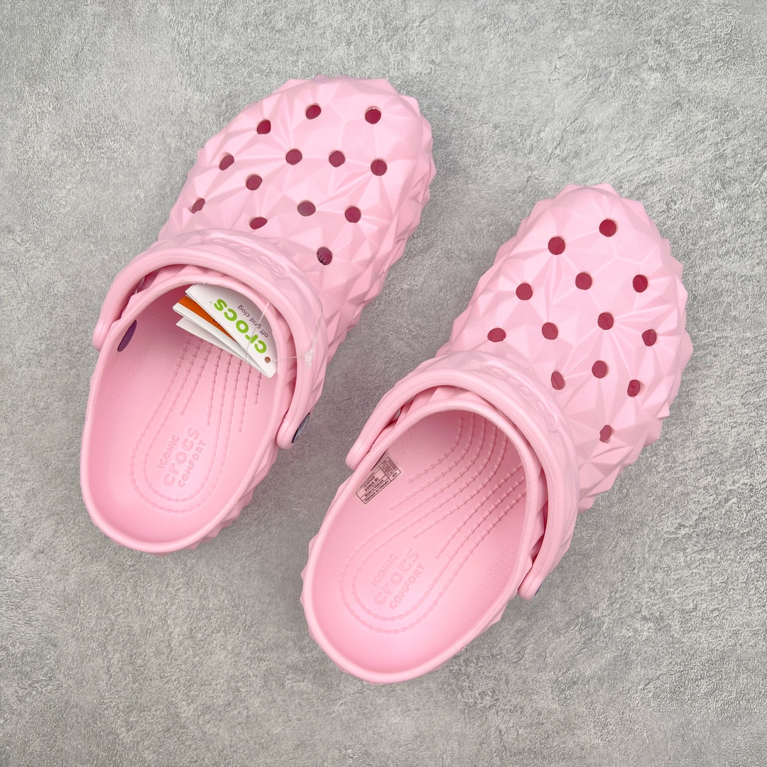 图片[3]-Crocs Classic Clog 卡骆驰榴莲休闲沙滩洞洞拖鞋凉鞋 透明防水袋包装 注意配件需单独购买 超轻Croslite专利材料打造 鞋面更加耐用易清洗 该鞋款轻盈舒适 2002年 经典克骆格诞生 秉承外形简单 穿着舒适的初衷 不断为消费者带来舒适的穿着体验 穿出“趣”味 鞋面洞洞可搭彰显个性的智必星 一鞋两穿 可调节式后跟带增添鞋身的稳固性能 放前面变成愜意舒适的凉拖 放后面行走跑跳更加稳妥 Croslite ™材料 封闭式细胞树脂 能够在体温作用下自动变形以适应脚部形状 涉水性优秀的同时易于清洁 抓地力强 不易打滑 Crocs的核心理念：轻便 灵活 全方位的舒适感 同步官方尺码：M4（36-37） M5（37-38）M6（38-39）M7（39-40）M8（41-42）M9（42-43）M10（43-44）M11（45-46）-选品中心