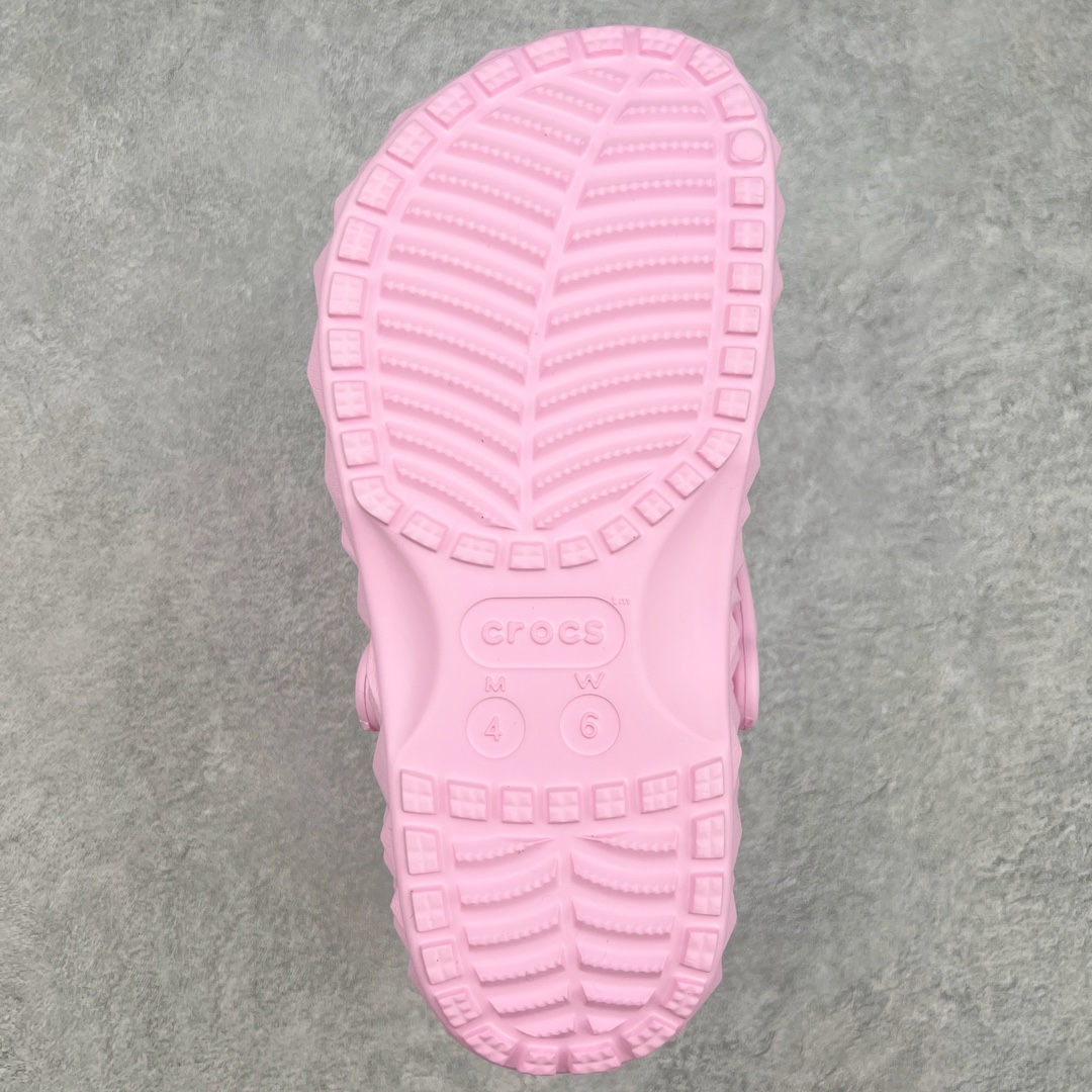 图片[9]-Crocs Classic Clog 卡骆驰榴莲休闲沙滩洞洞拖鞋凉鞋 透明防水袋包装 注意配件需单独购买 超轻Croslite专利材料打造 鞋面更加耐用易清洗 该鞋款轻盈舒适 2002年 经典克骆格诞生 秉承外形简单 穿着舒适的初衷 不断为消费者带来舒适的穿着体验 穿出“趣”味 鞋面洞洞可搭彰显个性的智必星 一鞋两穿 可调节式后跟带增添鞋身的稳固性能 放前面变成愜意舒适的凉拖 放后面行走跑跳更加稳妥 Croslite ™材料 封闭式细胞树脂 能够在体温作用下自动变形以适应脚部形状 涉水性优秀的同时易于清洁 抓地力强 不易打滑 Crocs的核心理念：轻便 灵活 全方位的舒适感 同步官方尺码：M4（36-37） M5（37-38）M6（38-39）M7（39-40）M8（41-42）M9（42-43）M10（43-44）M11（45-46）-选品中心