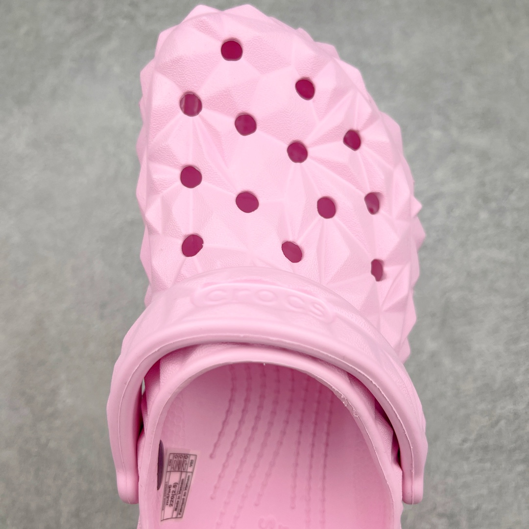 图片[4]-Crocs Classic Clog 卡骆驰榴莲休闲沙滩洞洞拖鞋凉鞋 透明防水袋包装 注意配件需单独购买 超轻Croslite专利材料打造 鞋面更加耐用易清洗 该鞋款轻盈舒适 2002年 经典克骆格诞生 秉承外形简单 穿着舒适的初衷 不断为消费者带来舒适的穿着体验 穿出“趣”味 鞋面洞洞可搭彰显个性的智必星 一鞋两穿 可调节式后跟带增添鞋身的稳固性能 放前面变成愜意舒适的凉拖 放后面行走跑跳更加稳妥 Croslite ™材料 封闭式细胞树脂 能够在体温作用下自动变形以适应脚部形状 涉水性优秀的同时易于清洁 抓地力强 不易打滑 Crocs的核心理念：轻便 灵活 全方位的舒适感 同步官方尺码：M4（36-37） M5（37-38）M6（38-39）M7（39-40）M8（41-42）M9（42-43）M10（43-44）M11（45-46）-选品中心