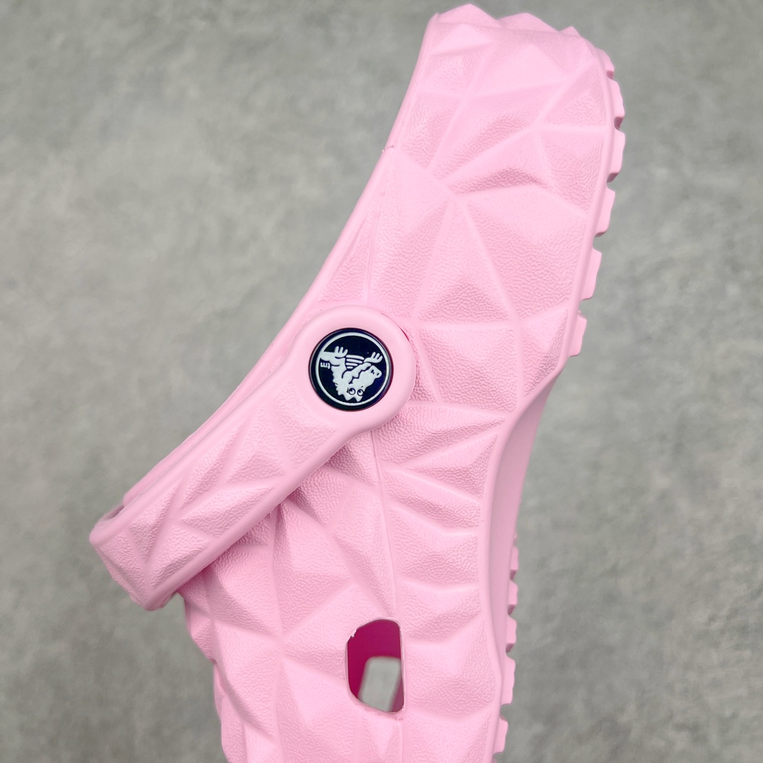 图片[7]-Crocs Classic Clog 卡骆驰榴莲休闲沙滩洞洞拖鞋凉鞋 透明防水袋包装 注意配件需单独购买 超轻Croslite专利材料打造 鞋面更加耐用易清洗 该鞋款轻盈舒适 2002年 经典克骆格诞生 秉承外形简单 穿着舒适的初衷 不断为消费者带来舒适的穿着体验 穿出“趣”味 鞋面洞洞可搭彰显个性的智必星 一鞋两穿 可调节式后跟带增添鞋身的稳固性能 放前面变成愜意舒适的凉拖 放后面行走跑跳更加稳妥 Croslite ™材料 封闭式细胞树脂 能够在体温作用下自动变形以适应脚部形状 涉水性优秀的同时易于清洁 抓地力强 不易打滑 Crocs的核心理念：轻便 灵活 全方位的舒适感 同步官方尺码：M4（36-37） M5（37-38）M6（38-39）M7（39-40）M8（41-42）M9（42-43）M10（43-44）M11（45-46）-选品中心