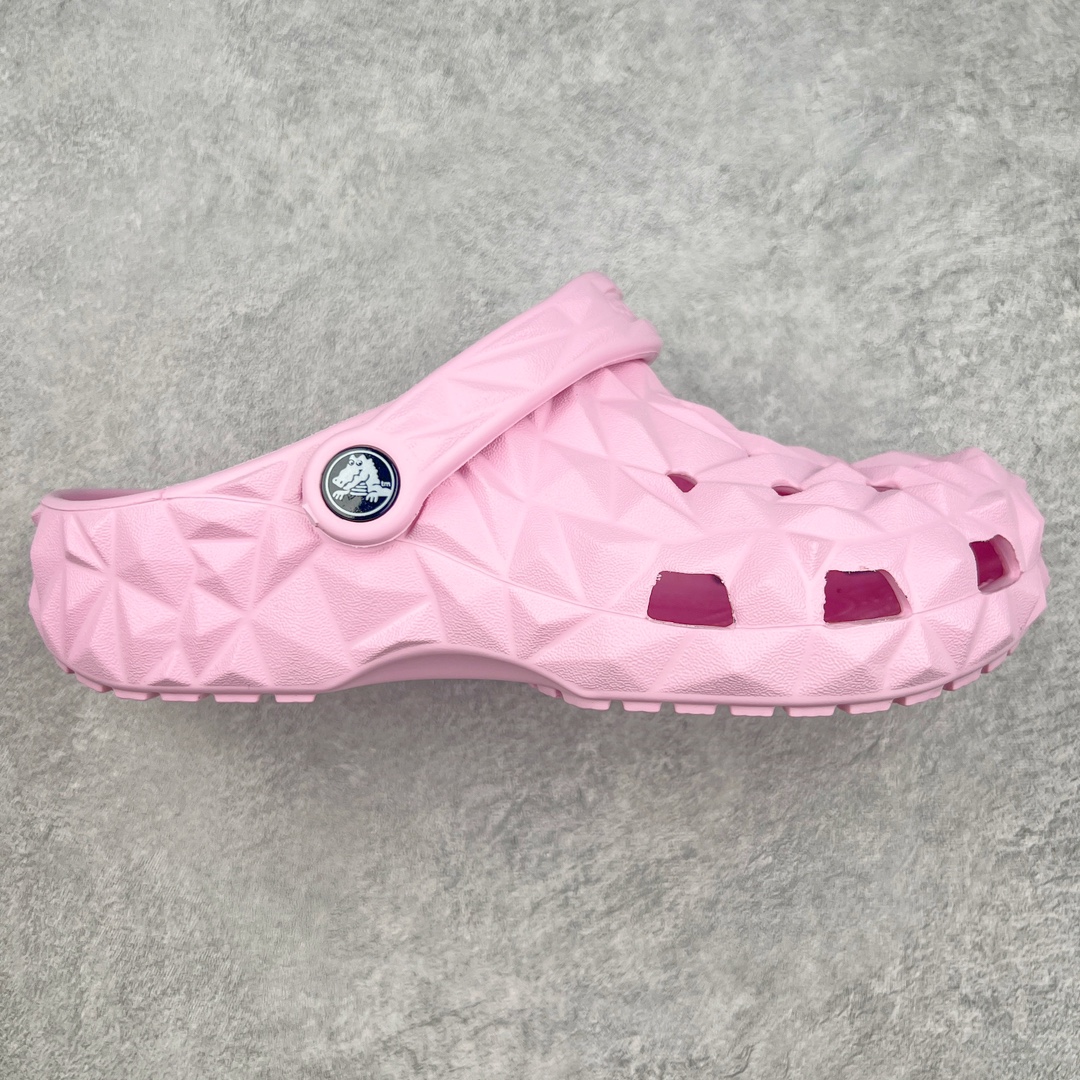 Crocs Classic Clog 卡骆驰榴莲休闲沙滩洞洞拖鞋凉鞋 透明防水袋包装 注意配件需单独购买 超轻Croslite专利材料打造 鞋面更加耐用易清洗 该鞋款轻盈舒适 2002年 经典克骆格诞生 秉承外形简单 穿着舒适的初衷 不断为消费者带来舒适的穿着体验 穿出“趣”味 鞋面洞洞可搭彰显个性的智必星 一鞋两穿 可调节式后跟带增添鞋身的稳固性能 放前面变成愜意舒适的凉拖 放后面行走跑跳更加稳妥 Croslite ™材料 封闭式细胞树脂 能够在体温作用下自动变形以适应脚部形状 涉水性优秀的同时易于清洁 抓地力强 不易打滑 Crocs的核心理念：轻便 灵活 全方位的舒适感 同步官方尺码：M4（36-37） M5（37-38）M6（38-39）M7（39-40）M8（41-42）M9（42-43）M10（43-44）M11（45-46）-选品中心