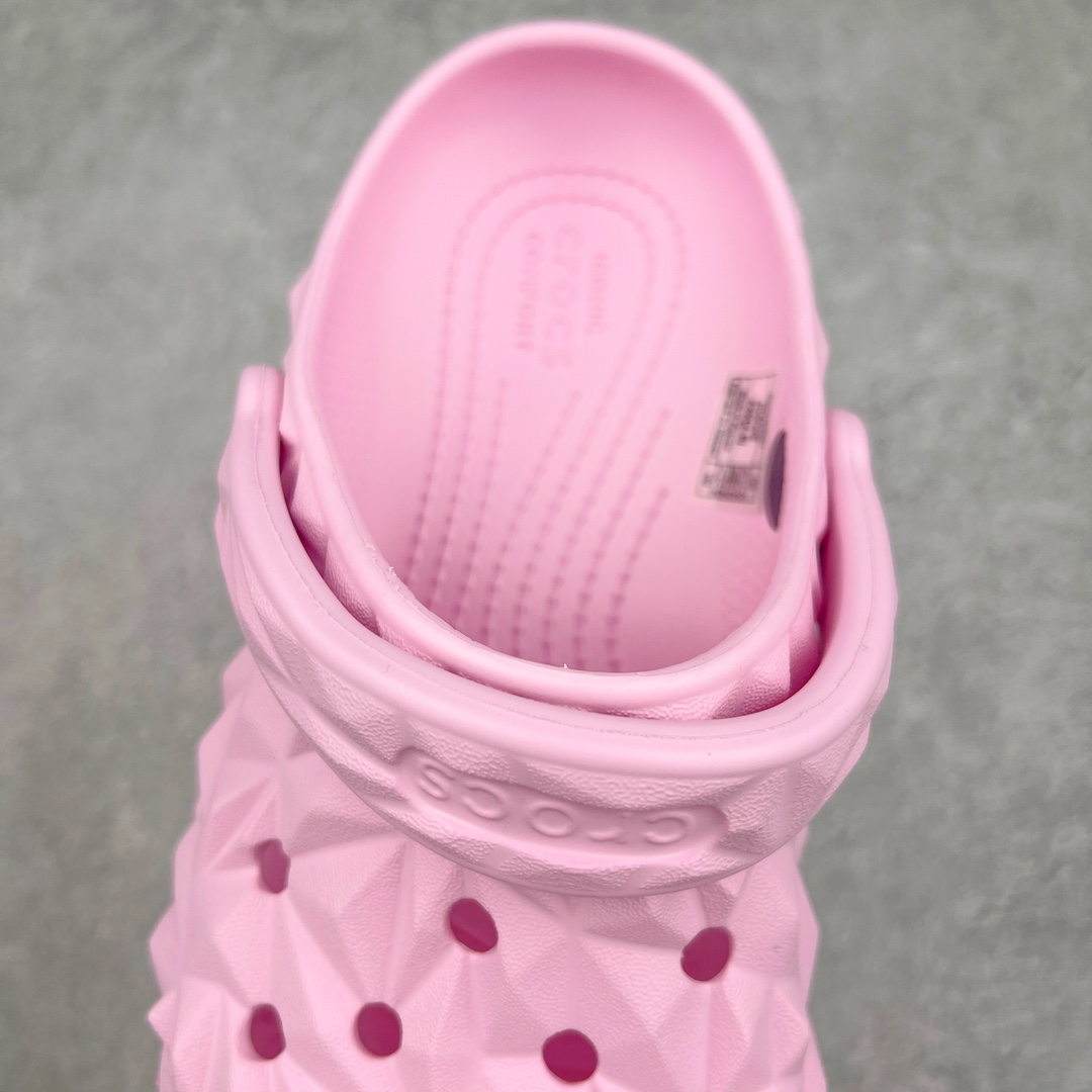 图片[5]-Crocs Classic Clog 卡骆驰榴莲休闲沙滩洞洞拖鞋凉鞋 透明防水袋包装 注意配件需单独购买 超轻Croslite专利材料打造 鞋面更加耐用易清洗 该鞋款轻盈舒适 2002年 经典克骆格诞生 秉承外形简单 穿着舒适的初衷 不断为消费者带来舒适的穿着体验 穿出“趣”味 鞋面洞洞可搭彰显个性的智必星 一鞋两穿 可调节式后跟带增添鞋身的稳固性能 放前面变成愜意舒适的凉拖 放后面行走跑跳更加稳妥 Croslite ™材料 封闭式细胞树脂 能够在体温作用下自动变形以适应脚部形状 涉水性优秀的同时易于清洁 抓地力强 不易打滑 Crocs的核心理念：轻便 灵活 全方位的舒适感 同步官方尺码：M4（36-37） M5（37-38）M6（38-39）M7（39-40）M8（41-42）M9（42-43）M10（43-44）M11（45-46）-选品中心