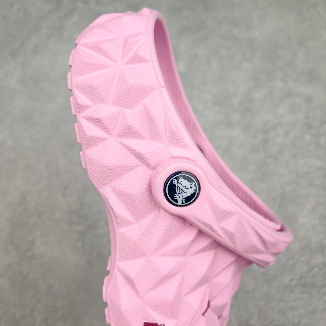 图片[6]-Crocs Classic Clog 卡骆驰榴莲休闲沙滩洞洞拖鞋凉鞋 透明防水袋包装 注意配件需单独购买 超轻Croslite专利材料打造 鞋面更加耐用易清洗 该鞋款轻盈舒适 2002年 经典克骆格诞生 秉承外形简单 穿着舒适的初衷 不断为消费者带来舒适的穿着体验 穿出“趣”味 鞋面洞洞可搭彰显个性的智必星 一鞋两穿 可调节式后跟带增添鞋身的稳固性能 放前面变成愜意舒适的凉拖 放后面行走跑跳更加稳妥 Croslite ™材料 封闭式细胞树脂 能够在体温作用下自动变形以适应脚部形状 涉水性优秀的同时易于清洁 抓地力强 不易打滑 Crocs的核心理念：轻便 灵活 全方位的舒适感 同步官方尺码：M4（36-37） M5（37-38）M6（38-39）M7（39-40）M8（41-42）M9（42-43）M10（43-44）M11（45-46）-选品中心