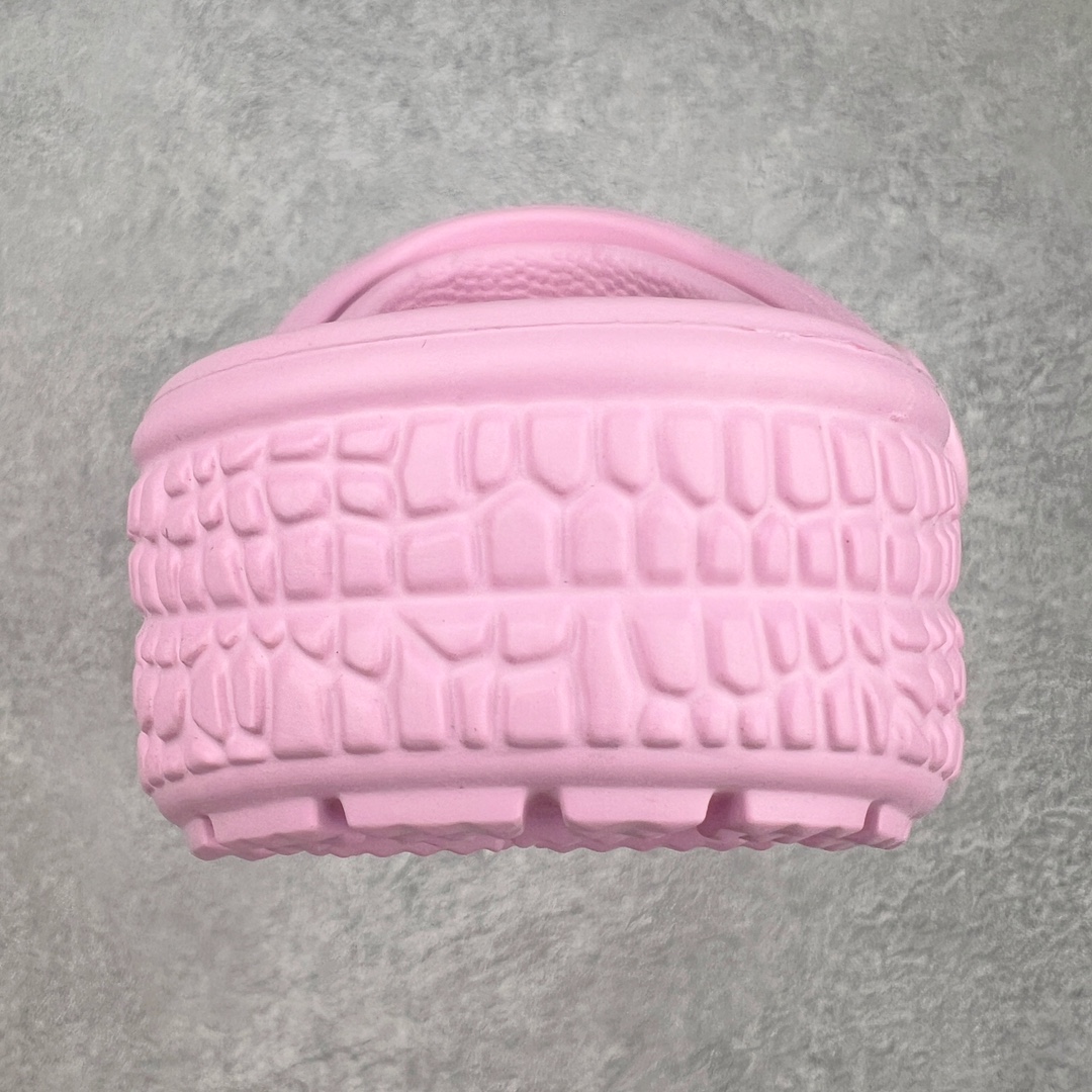 图片[8]-Crocs Classic Clog 卡骆驰鳄鱼休闲沙滩洞洞拖鞋凉鞋 透明防水袋包装 注意配件需单独购买 超轻Croslite专利材料打造 鞋面更加耐用易清洗 该鞋款轻盈舒适 2002年 经典克骆格诞生 秉承外形简单 穿着舒适的初衷 不断为消费者带来舒适的穿着体验 穿出“趣”味 鞋面洞洞可搭彰显个性的智必星 一鞋两穿 可调节式后跟带增添鞋身的稳固性能 放前面变成愜意舒适的凉拖 放后面行走跑跳更加稳妥 Croslite ™材料 封闭式细胞树脂 能够在体温作用下自动变形以适应脚部形状 涉水性优秀的同时易于清洁 抓地力强 不易打滑 Crocs的核心理念：轻便 灵活 全方位的舒适感 同步官方尺码：M4（36-37） M5（37-38）M6（38-39）M7（39-40）M8（41-42）M9（42-43）M10（43-44）M11（45-46）-选品中心