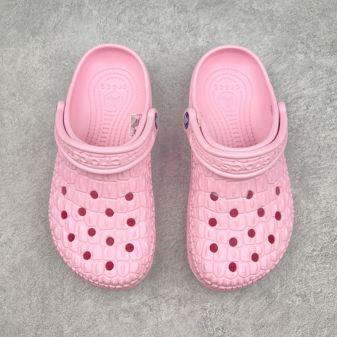 图片[2]-Crocs Classic Clog 卡骆驰鳄鱼休闲沙滩洞洞拖鞋凉鞋 透明防水袋包装 注意配件需单独购买 超轻Croslite专利材料打造 鞋面更加耐用易清洗 该鞋款轻盈舒适 2002年 经典克骆格诞生 秉承外形简单 穿着舒适的初衷 不断为消费者带来舒适的穿着体验 穿出“趣”味 鞋面洞洞可搭彰显个性的智必星 一鞋两穿 可调节式后跟带增添鞋身的稳固性能 放前面变成愜意舒适的凉拖 放后面行走跑跳更加稳妥 Croslite ™材料 封闭式细胞树脂 能够在体温作用下自动变形以适应脚部形状 涉水性优秀的同时易于清洁 抓地力强 不易打滑 Crocs的核心理念：轻便 灵活 全方位的舒适感 同步官方尺码：M4（36-37） M5（37-38）M6（38-39）M7（39-40）M8（41-42）M9（42-43）M10（43-44）M11（45-46）-选品中心