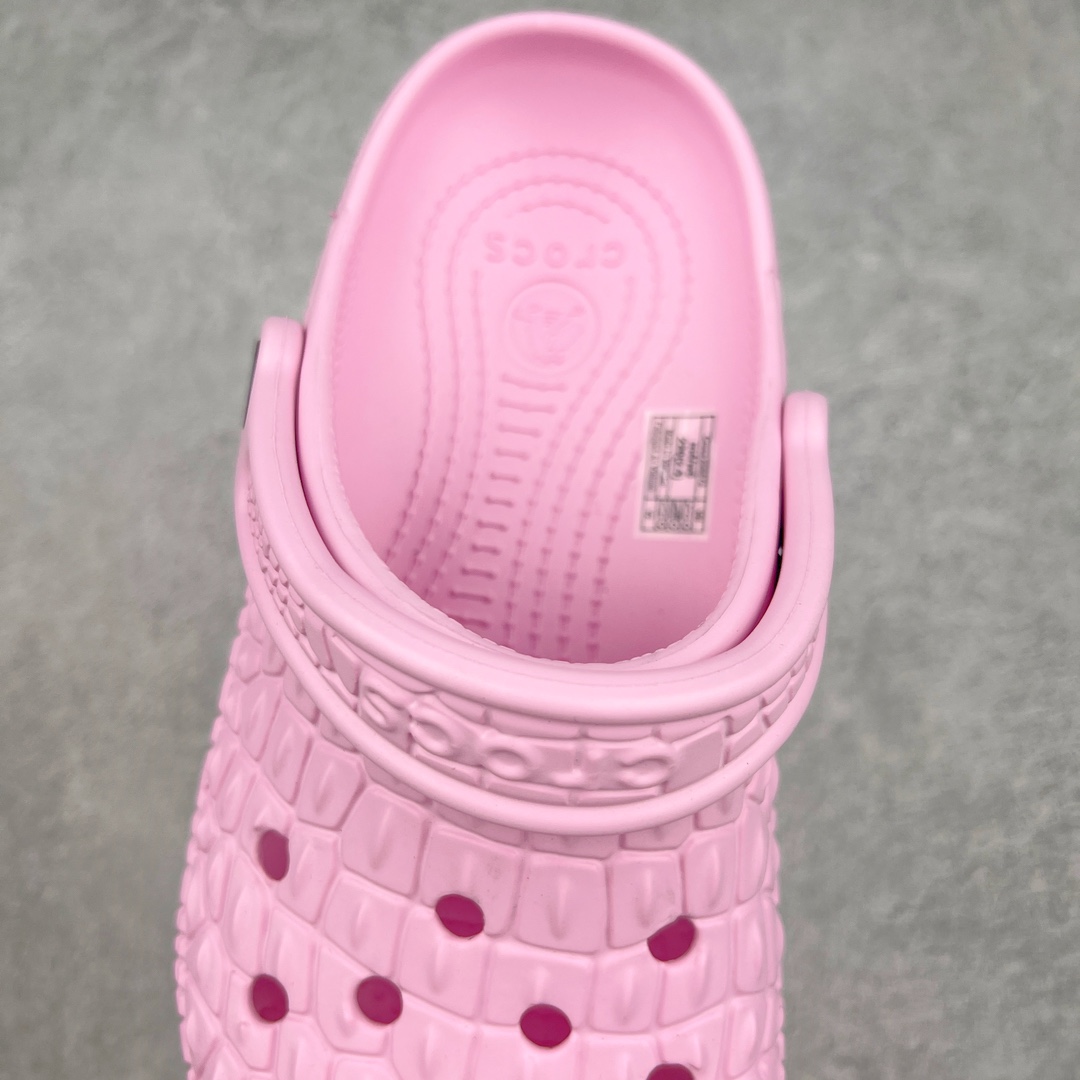 图片[5]-Crocs Classic Clog 卡骆驰鳄鱼休闲沙滩洞洞拖鞋凉鞋 透明防水袋包装 注意配件需单独购买 超轻Croslite专利材料打造 鞋面更加耐用易清洗 该鞋款轻盈舒适 2002年 经典克骆格诞生 秉承外形简单 穿着舒适的初衷 不断为消费者带来舒适的穿着体验 穿出“趣”味 鞋面洞洞可搭彰显个性的智必星 一鞋两穿 可调节式后跟带增添鞋身的稳固性能 放前面变成愜意舒适的凉拖 放后面行走跑跳更加稳妥 Croslite ™材料 封闭式细胞树脂 能够在体温作用下自动变形以适应脚部形状 涉水性优秀的同时易于清洁 抓地力强 不易打滑 Crocs的核心理念：轻便 灵活 全方位的舒适感 同步官方尺码：M4（36-37） M5（37-38）M6（38-39）M7（39-40）M8（41-42）M9（42-43）M10（43-44）M11（45-46）-选品中心