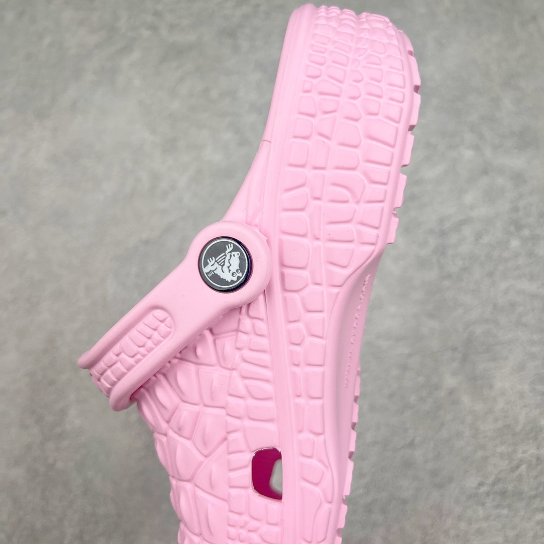 图片[7]-Crocs Classic Clog 卡骆驰鳄鱼休闲沙滩洞洞拖鞋凉鞋 透明防水袋包装 注意配件需单独购买 超轻Croslite专利材料打造 鞋面更加耐用易清洗 该鞋款轻盈舒适 2002年 经典克骆格诞生 秉承外形简单 穿着舒适的初衷 不断为消费者带来舒适的穿着体验 穿出“趣”味 鞋面洞洞可搭彰显个性的智必星 一鞋两穿 可调节式后跟带增添鞋身的稳固性能 放前面变成愜意舒适的凉拖 放后面行走跑跳更加稳妥 Croslite ™材料 封闭式细胞树脂 能够在体温作用下自动变形以适应脚部形状 涉水性优秀的同时易于清洁 抓地力强 不易打滑 Crocs的核心理念：轻便 灵活 全方位的舒适感 同步官方尺码：M4（36-37） M5（37-38）M6（38-39）M7（39-40）M8（41-42）M9（42-43）M10（43-44）M11（45-46）-选品中心