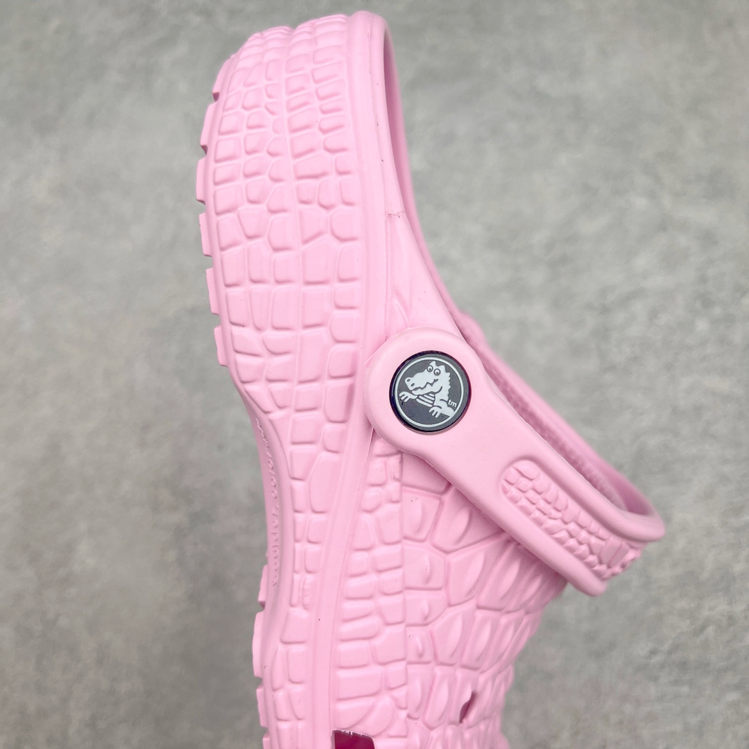 图片[6]-Crocs Classic Clog 卡骆驰鳄鱼休闲沙滩洞洞拖鞋凉鞋 透明防水袋包装 注意配件需单独购买 超轻Croslite专利材料打造 鞋面更加耐用易清洗 该鞋款轻盈舒适 2002年 经典克骆格诞生 秉承外形简单 穿着舒适的初衷 不断为消费者带来舒适的穿着体验 穿出“趣”味 鞋面洞洞可搭彰显个性的智必星 一鞋两穿 可调节式后跟带增添鞋身的稳固性能 放前面变成愜意舒适的凉拖 放后面行走跑跳更加稳妥 Croslite ™材料 封闭式细胞树脂 能够在体温作用下自动变形以适应脚部形状 涉水性优秀的同时易于清洁 抓地力强 不易打滑 Crocs的核心理念：轻便 灵活 全方位的舒适感 同步官方尺码：M4（36-37） M5（37-38）M6（38-39）M7（39-40）M8（41-42）M9（42-43）M10（43-44）M11（45-46）-选品中心