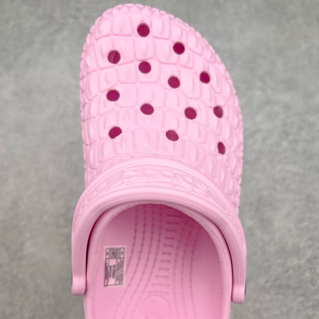 图片[4]-Crocs Classic Clog 卡骆驰鳄鱼休闲沙滩洞洞拖鞋凉鞋 透明防水袋包装 注意配件需单独购买 超轻Croslite专利材料打造 鞋面更加耐用易清洗 该鞋款轻盈舒适 2002年 经典克骆格诞生 秉承外形简单 穿着舒适的初衷 不断为消费者带来舒适的穿着体验 穿出“趣”味 鞋面洞洞可搭彰显个性的智必星 一鞋两穿 可调节式后跟带增添鞋身的稳固性能 放前面变成愜意舒适的凉拖 放后面行走跑跳更加稳妥 Croslite ™材料 封闭式细胞树脂 能够在体温作用下自动变形以适应脚部形状 涉水性优秀的同时易于清洁 抓地力强 不易打滑 Crocs的核心理念：轻便 灵活 全方位的舒适感 同步官方尺码：M4（36-37） M5（37-38）M6（38-39）M7（39-40）M8（41-42）M9（42-43）M10（43-44）M11（45-46）-选品中心