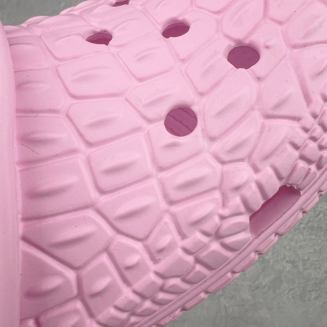 图片[12]-Crocs Classic Clog 卡骆驰鳄鱼休闲沙滩洞洞拖鞋凉鞋 透明防水袋包装 注意配件需单独购买 超轻Croslite专利材料打造 鞋面更加耐用易清洗 该鞋款轻盈舒适 2002年 经典克骆格诞生 秉承外形简单 穿着舒适的初衷 不断为消费者带来舒适的穿着体验 穿出“趣”味 鞋面洞洞可搭彰显个性的智必星 一鞋两穿 可调节式后跟带增添鞋身的稳固性能 放前面变成愜意舒适的凉拖 放后面行走跑跳更加稳妥 Croslite ™材料 封闭式细胞树脂 能够在体温作用下自动变形以适应脚部形状 涉水性优秀的同时易于清洁 抓地力强 不易打滑 Crocs的核心理念：轻便 灵活 全方位的舒适感 同步官方尺码：M4（36-37） M5（37-38）M6（38-39）M7（39-40）M8（41-42）M9（42-43）M10（43-44）M11（45-46）-选品中心