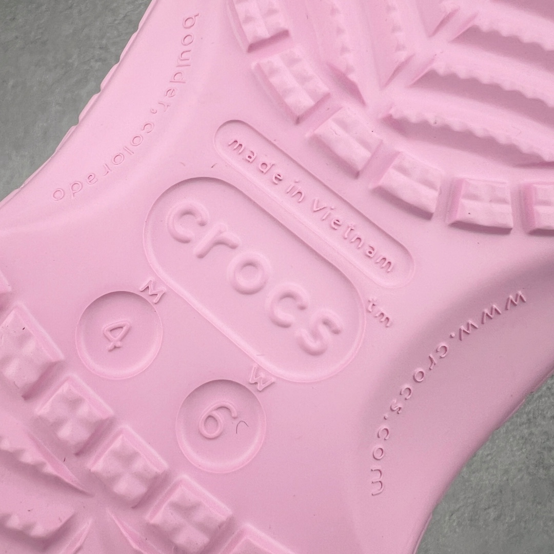 图片[11]-Crocs Classic Clog 卡骆驰鳄鱼休闲沙滩洞洞拖鞋凉鞋 透明防水袋包装 注意配件需单独购买 超轻Croslite专利材料打造 鞋面更加耐用易清洗 该鞋款轻盈舒适 2002年 经典克骆格诞生 秉承外形简单 穿着舒适的初衷 不断为消费者带来舒适的穿着体验 穿出“趣”味 鞋面洞洞可搭彰显个性的智必星 一鞋两穿 可调节式后跟带增添鞋身的稳固性能 放前面变成愜意舒适的凉拖 放后面行走跑跳更加稳妥 Croslite ™材料 封闭式细胞树脂 能够在体温作用下自动变形以适应脚部形状 涉水性优秀的同时易于清洁 抓地力强 不易打滑 Crocs的核心理念：轻便 灵活 全方位的舒适感 同步官方尺码：M4（36-37） M5（37-38）M6（38-39）M7（39-40）M8（41-42）M9（42-43）M10（43-44）M11（45-46）-选品中心