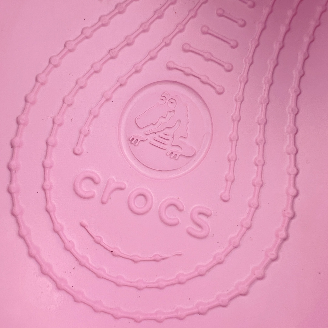 图片[10]-Crocs Classic Clog 卡骆驰鳄鱼休闲沙滩洞洞拖鞋凉鞋 透明防水袋包装 注意配件需单独购买 超轻Croslite专利材料打造 鞋面更加耐用易清洗 该鞋款轻盈舒适 2002年 经典克骆格诞生 秉承外形简单 穿着舒适的初衷 不断为消费者带来舒适的穿着体验 穿出“趣”味 鞋面洞洞可搭彰显个性的智必星 一鞋两穿 可调节式后跟带增添鞋身的稳固性能 放前面变成愜意舒适的凉拖 放后面行走跑跳更加稳妥 Croslite ™材料 封闭式细胞树脂 能够在体温作用下自动变形以适应脚部形状 涉水性优秀的同时易于清洁 抓地力强 不易打滑 Crocs的核心理念：轻便 灵活 全方位的舒适感 同步官方尺码：M4（36-37） M5（37-38）M6（38-39）M7（39-40）M8（41-42）M9（42-43）M10（43-44）M11（45-46）-选品中心