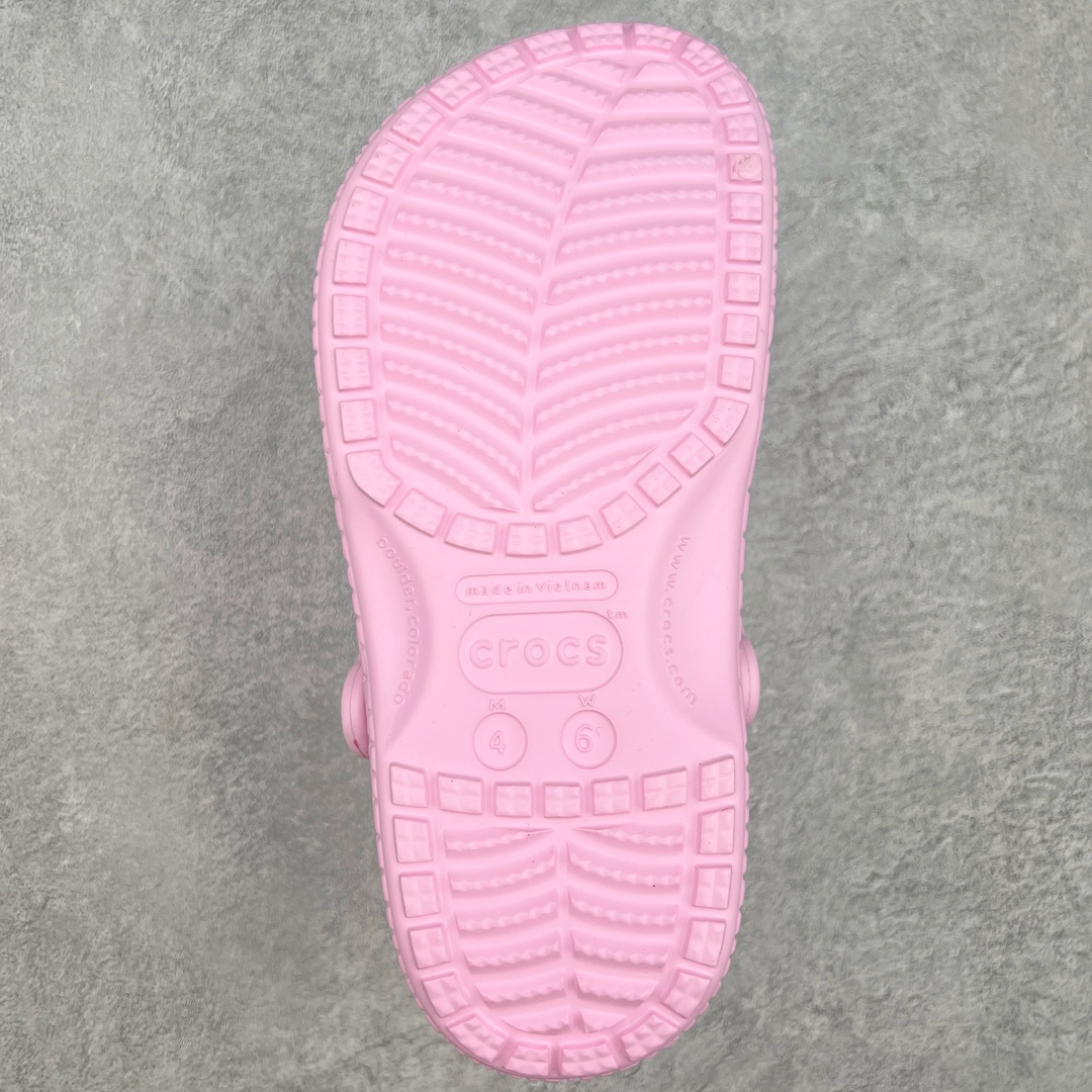 图片[9]-Crocs Classic Clog 卡骆驰鳄鱼休闲沙滩洞洞拖鞋凉鞋 透明防水袋包装 注意配件需单独购买 超轻Croslite专利材料打造 鞋面更加耐用易清洗 该鞋款轻盈舒适 2002年 经典克骆格诞生 秉承外形简单 穿着舒适的初衷 不断为消费者带来舒适的穿着体验 穿出“趣”味 鞋面洞洞可搭彰显个性的智必星 一鞋两穿 可调节式后跟带增添鞋身的稳固性能 放前面变成愜意舒适的凉拖 放后面行走跑跳更加稳妥 Croslite ™材料 封闭式细胞树脂 能够在体温作用下自动变形以适应脚部形状 涉水性优秀的同时易于清洁 抓地力强 不易打滑 Crocs的核心理念：轻便 灵活 全方位的舒适感 同步官方尺码：M4（36-37） M5（37-38）M6（38-39）M7（39-40）M8（41-42）M9（42-43）M10（43-44）M11（45-46）-选品中心