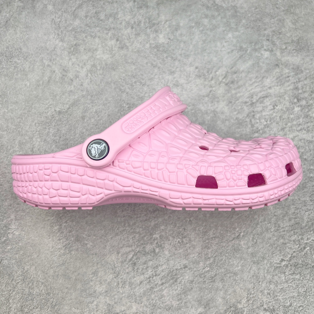 Crocs Classic Clog 卡骆驰鳄鱼休闲沙滩洞洞拖鞋凉鞋 透明防水袋包装 注意配件需单独购买 超轻Croslite专利材料打造 鞋面更加耐用易清洗 该鞋款轻盈舒适 2002年 经典克骆格诞生 秉承外形简单 穿着舒适的初衷 不断为消费者带来舒适的穿着体验 穿出“趣”味 鞋面洞洞可搭彰显个性的智必星 一鞋两穿 可调节式后跟带增添鞋身的稳固性能 放前面变成愜意舒适的凉拖 放后面行走跑跳更加稳妥 Croslite ™材料 封闭式细胞树脂 能够在体温作用下自动变形以适应脚部形状 涉水性优秀的同时易于清洁 抓地力强 不易打滑 Crocs的核心理念：轻便 灵活 全方位的舒适感 同步官方尺码：M4（36-37） M5（37-38）M6（38-39）M7（39-40）M8（41-42）M9（42-43）M10（43-44）M11（45-46）-选品中心