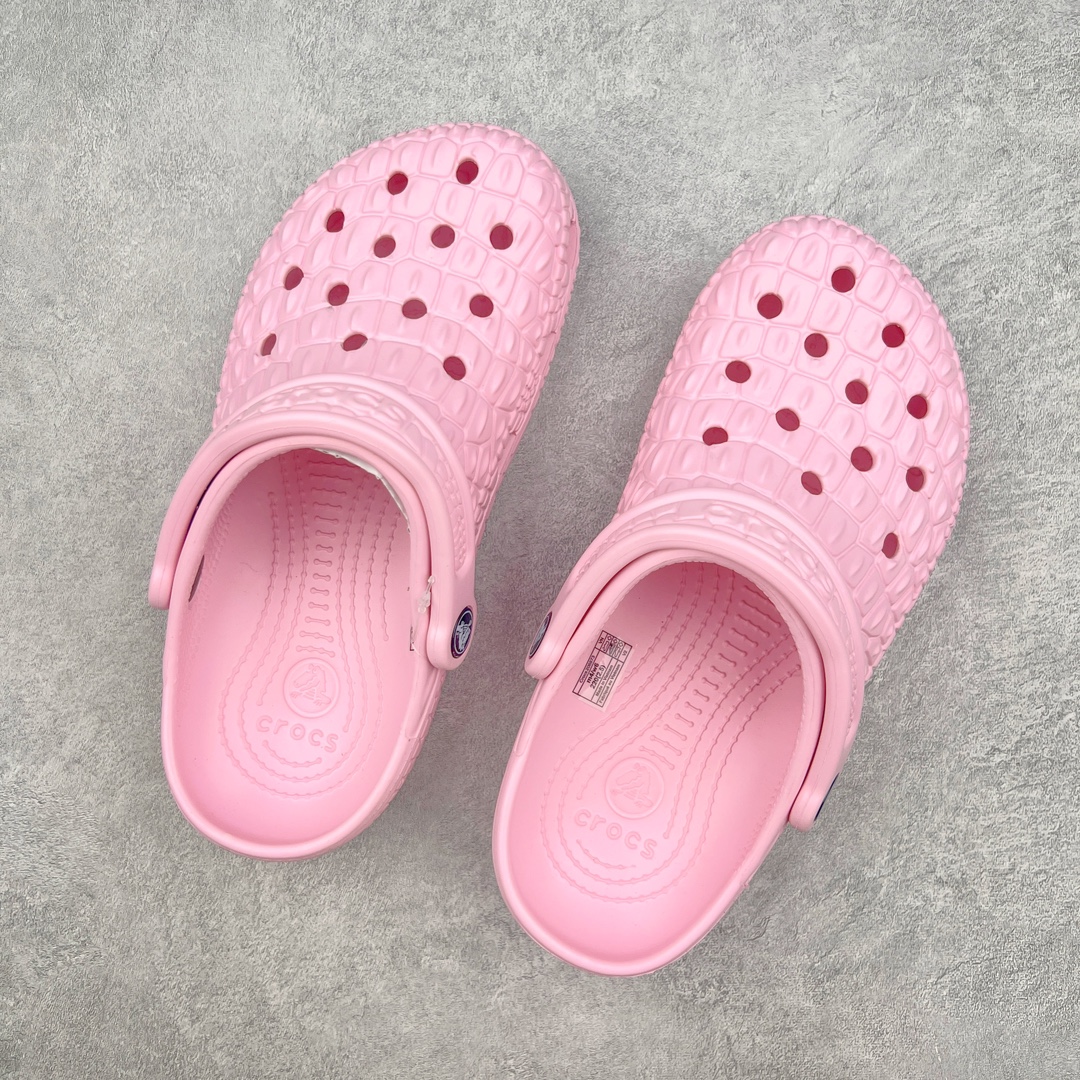 图片[3]-Crocs Classic Clog 卡骆驰鳄鱼休闲沙滩洞洞拖鞋凉鞋 透明防水袋包装 注意配件需单独购买 超轻Croslite专利材料打造 鞋面更加耐用易清洗 该鞋款轻盈舒适 2002年 经典克骆格诞生 秉承外形简单 穿着舒适的初衷 不断为消费者带来舒适的穿着体验 穿出“趣”味 鞋面洞洞可搭彰显个性的智必星 一鞋两穿 可调节式后跟带增添鞋身的稳固性能 放前面变成愜意舒适的凉拖 放后面行走跑跳更加稳妥 Croslite ™材料 封闭式细胞树脂 能够在体温作用下自动变形以适应脚部形状 涉水性优秀的同时易于清洁 抓地力强 不易打滑 Crocs的核心理念：轻便 灵活 全方位的舒适感 同步官方尺码：M4（36-37） M5（37-38）M6（38-39）M7（39-40）M8（41-42）M9（42-43）M10（43-44）M11（45-46）-选品中心