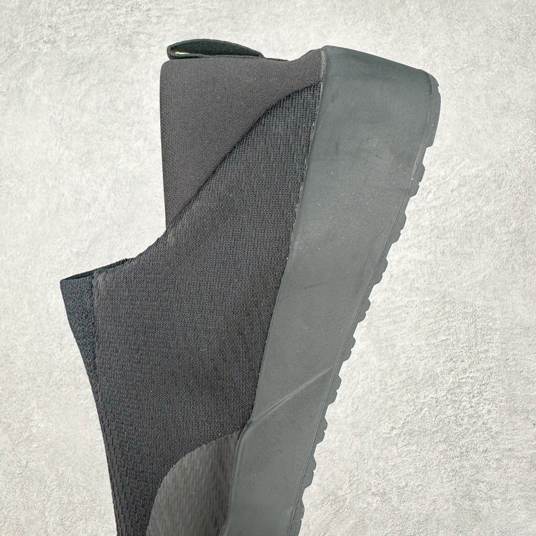 图片[7]-BORA Kragg Shoes 始祖鸟一脚蹬覆盖透气男越野跑鞋 官方同步上架适合技术路线单日徒步穿着也可以一脚蹬穿法 aeriosflgtx鞋受到长途野外跑步鞋的启发 适合在变化的地形上进行快速轻快的徒步旅行穿着 舒适而有支撑性 使您充满信心 该设计与脚部融为一体 可最大限度地减少摩擦 gore-tex保护膜网砂 采用gore隐形适体(invisiblefit)技术 更轻薄舒适 敏捷、稳定和技术路线上的自信源于vibram® megagrip外底、压缩eva内底以及一体的tpu 尺码：36-44-选品中心